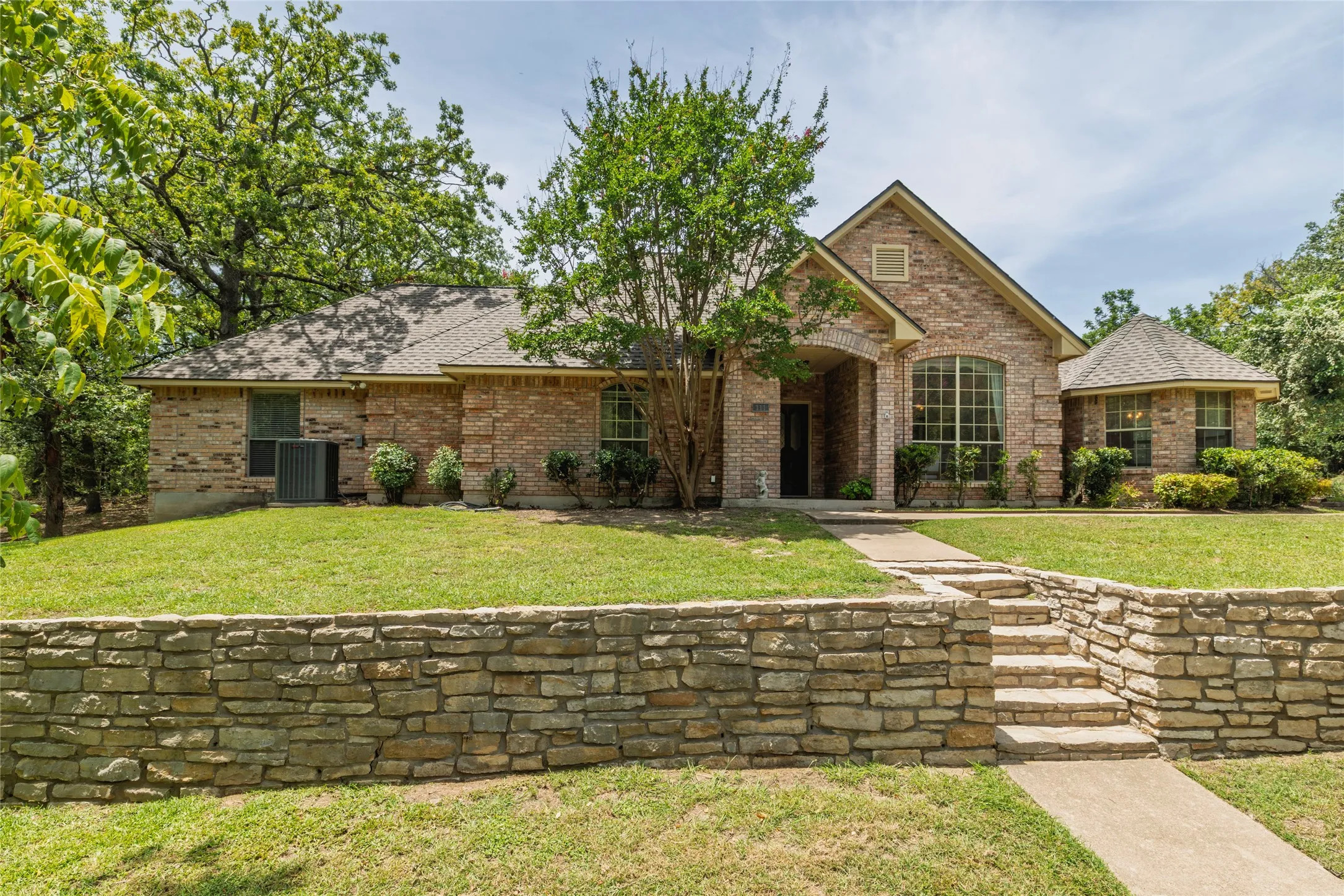 Single Family Residence For Sale in Parker County , 111 Florine Court, Hudson Oaks, Texas 76087, 4 Bedrooms, 3 Bathrooms, 2 Garage spaces, 2,385 Sqft, built in 1988, Price $487,900, mls#21283572, Real Estate Agent in Hudson Oaks, Homes For Sale in Parker county, Homes For Sale in Hudson Oaks, Realtor in Hudson Oaks Texas, Real Estate Brokerage Independent Realty Texas, Luminita Cordes Realtor