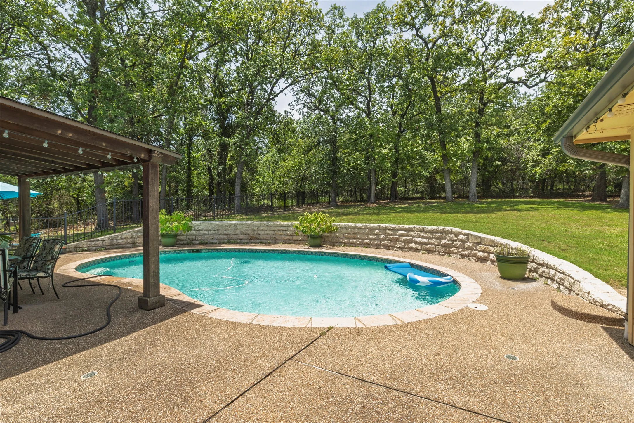Single Family Residence For Sale in Parker County , 111 Florine Court, Hudson Oaks, Texas 76087, 4 Bedrooms, 3 Bathrooms, 2 Garage spaces, 2,385 Sqft, built in 1988, Price $487,900, mls#21283572, Real Estate Agent in Hudson Oaks, Homes For Sale in Parker county, Homes For Sale in Hudson Oaks, Realtor in Hudson Oaks Texas, Real Estate Brokerage Independent Realty Texas, Luminita Cordes Realtor