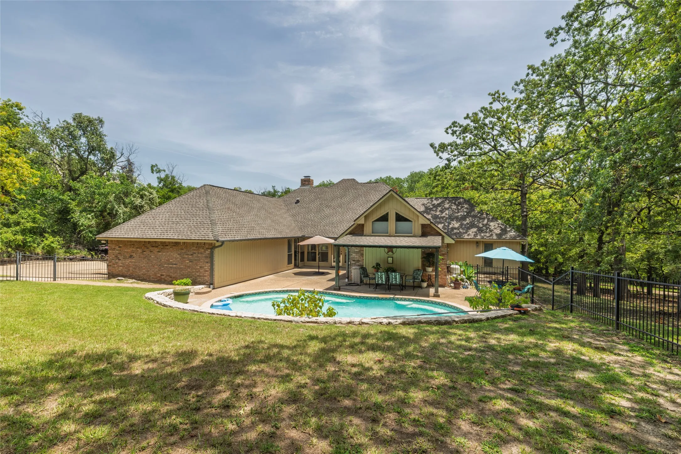 Single Family Residence For Sale in Parker County , 111 Florine Court, Hudson Oaks, Texas 76087, 4 Bedrooms, 3 Bathrooms, 2 Garage spaces, 2,385 Sqft, built in 1988, Price $487,900, mls#21283572, Real Estate Agent in Hudson Oaks, Homes For Sale in Parker county, Homes For Sale in Hudson Oaks, Realtor in Hudson Oaks Texas, Real Estate Brokerage Independent Realty Texas, Luminita Cordes Realtor