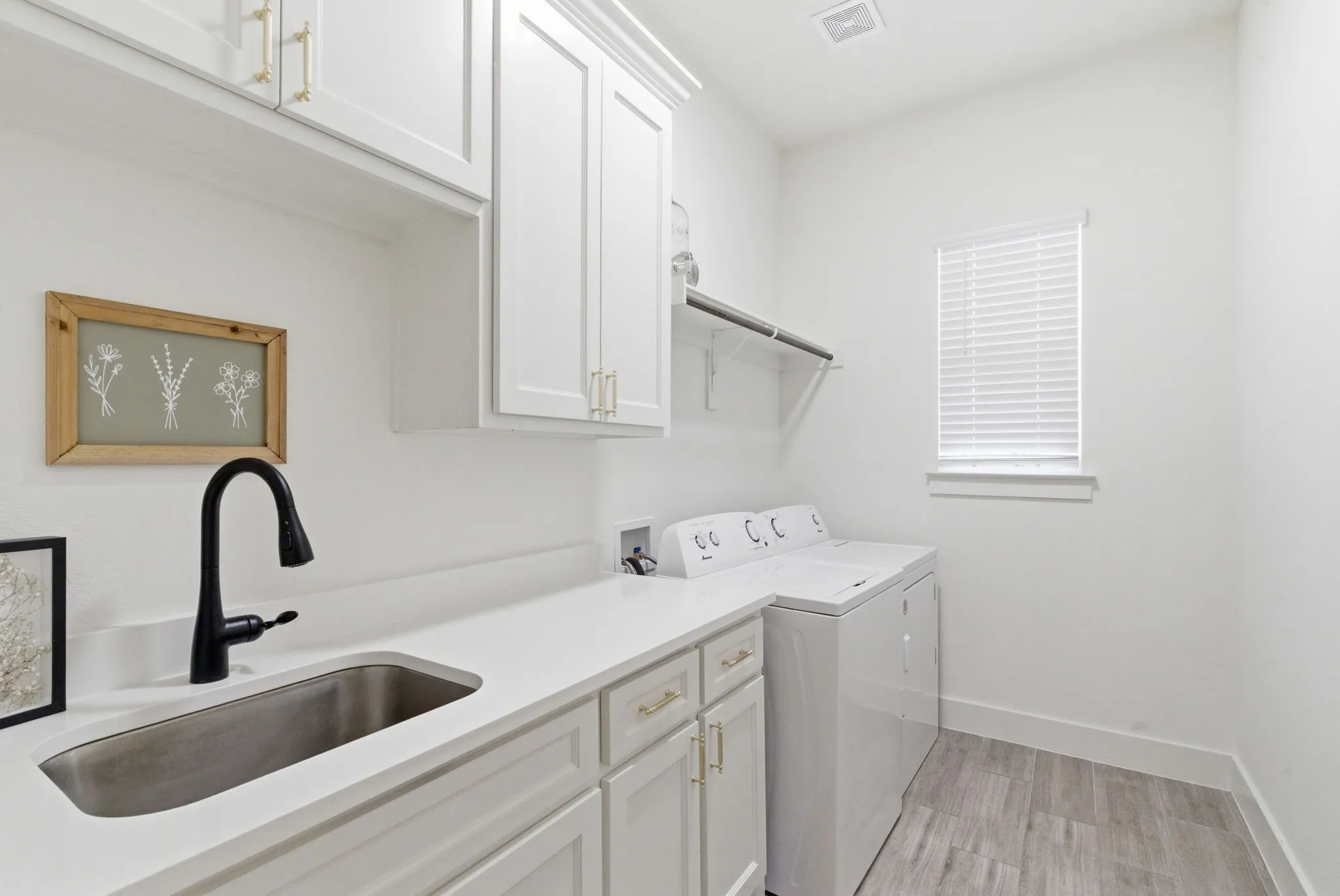 Single Family Residence For Sale in Parker County , 815 Wind River Pass, Azle, Texas 76020, 4 Bedroom, 3 Bathroom, 3 Garage spaces, 2,764 Sqft, built in 2023, mls#21284935, Real Estate Agent in Azle, Homes For Sale in Parker county, Homes For Sale in Azle, Realtor in Azle Texas, Real Estate Brokerage Independent Realty Texas, Luminita Cordes Realtor