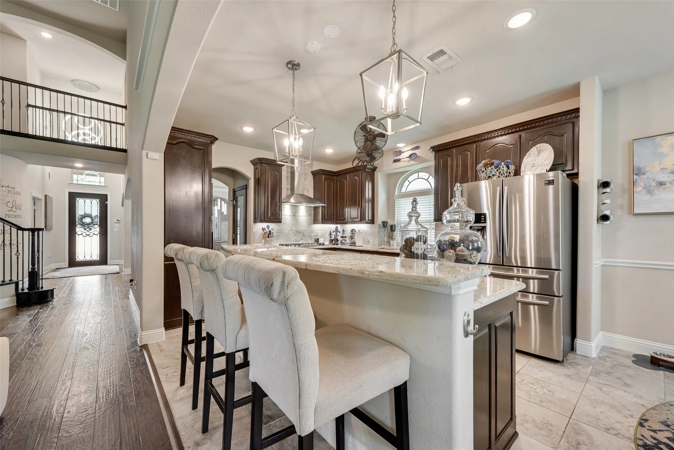 KITCHEN ISLAND/BAR WITH DECORATIVE LIGHTING