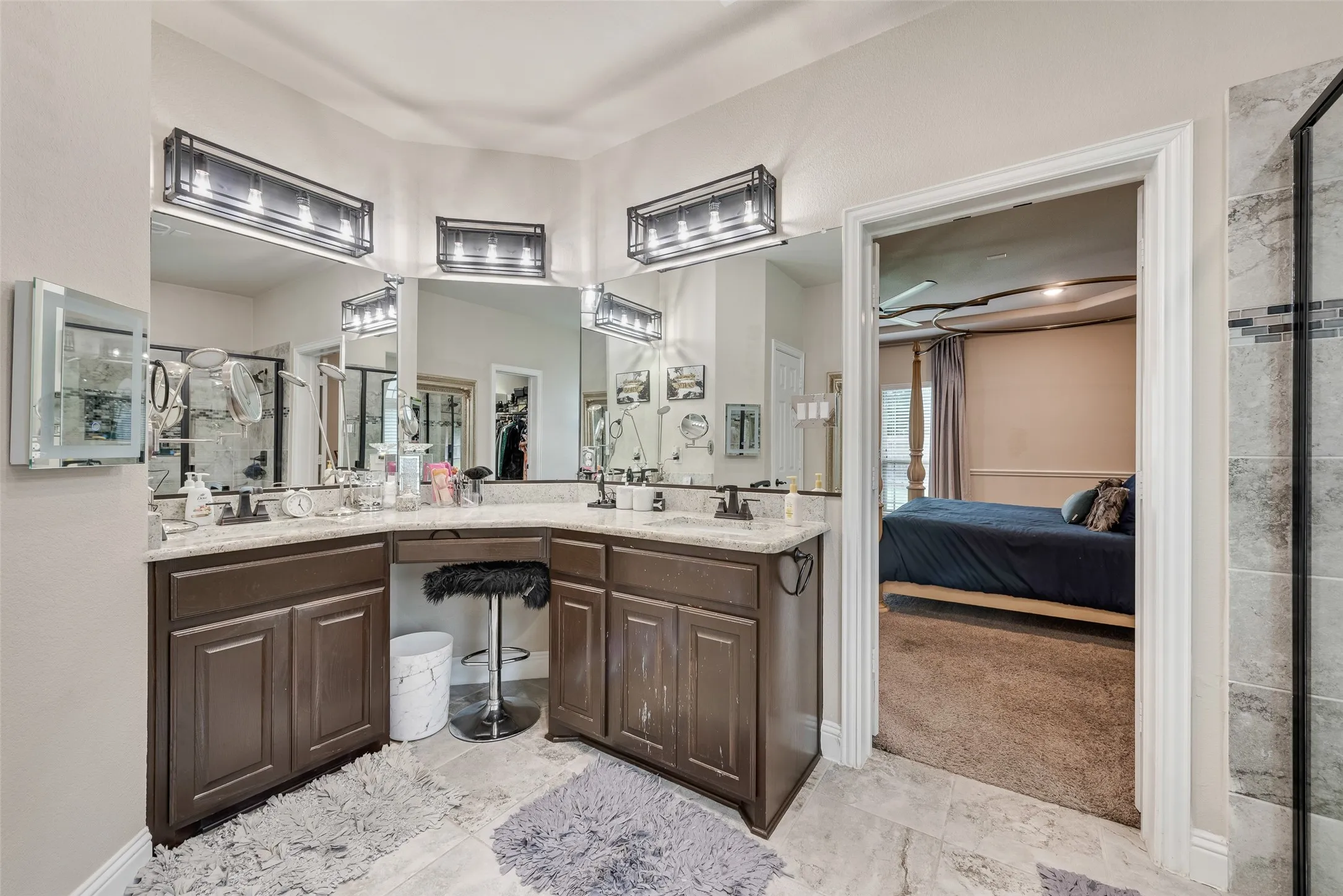 MASTER BATH WITH DECORATIVE LIGHTING