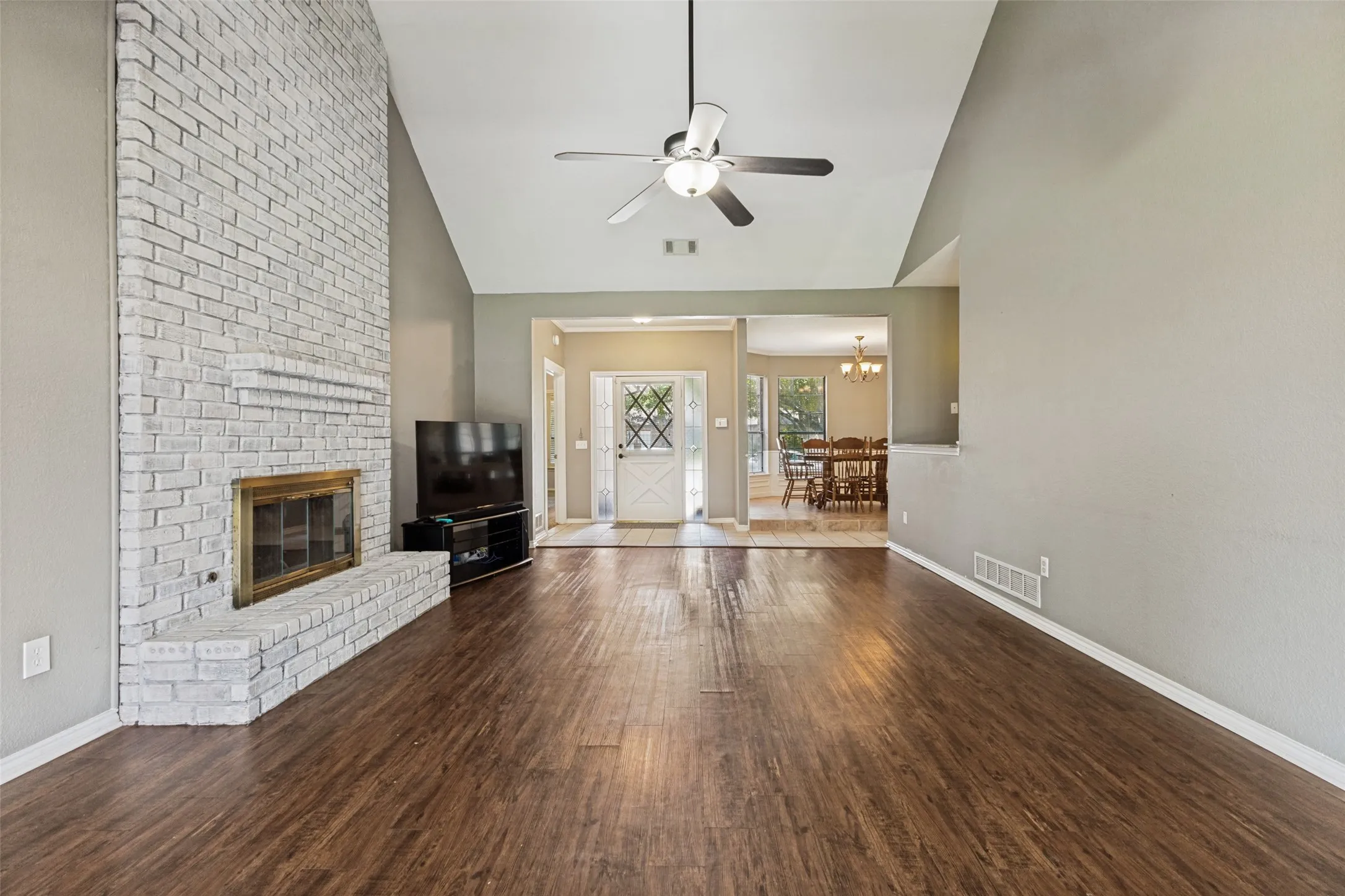Single Family Residence For Sale in Collin County , 4123 Lawngate Drive, Dallas, Texas 75287, 3 Bedroom, 3 Bathroom, 2 Garage spaces, 1,990 Sqft, built in 1984, mls#21277986, Real Estate Agent in Dallas, Homes For Sale in Collin county, Homes For Sale in Dallas, Realtor in Dallas Texas, Real Estate Brokerage Independent Realty Texas, Luminita Cordes Realtor