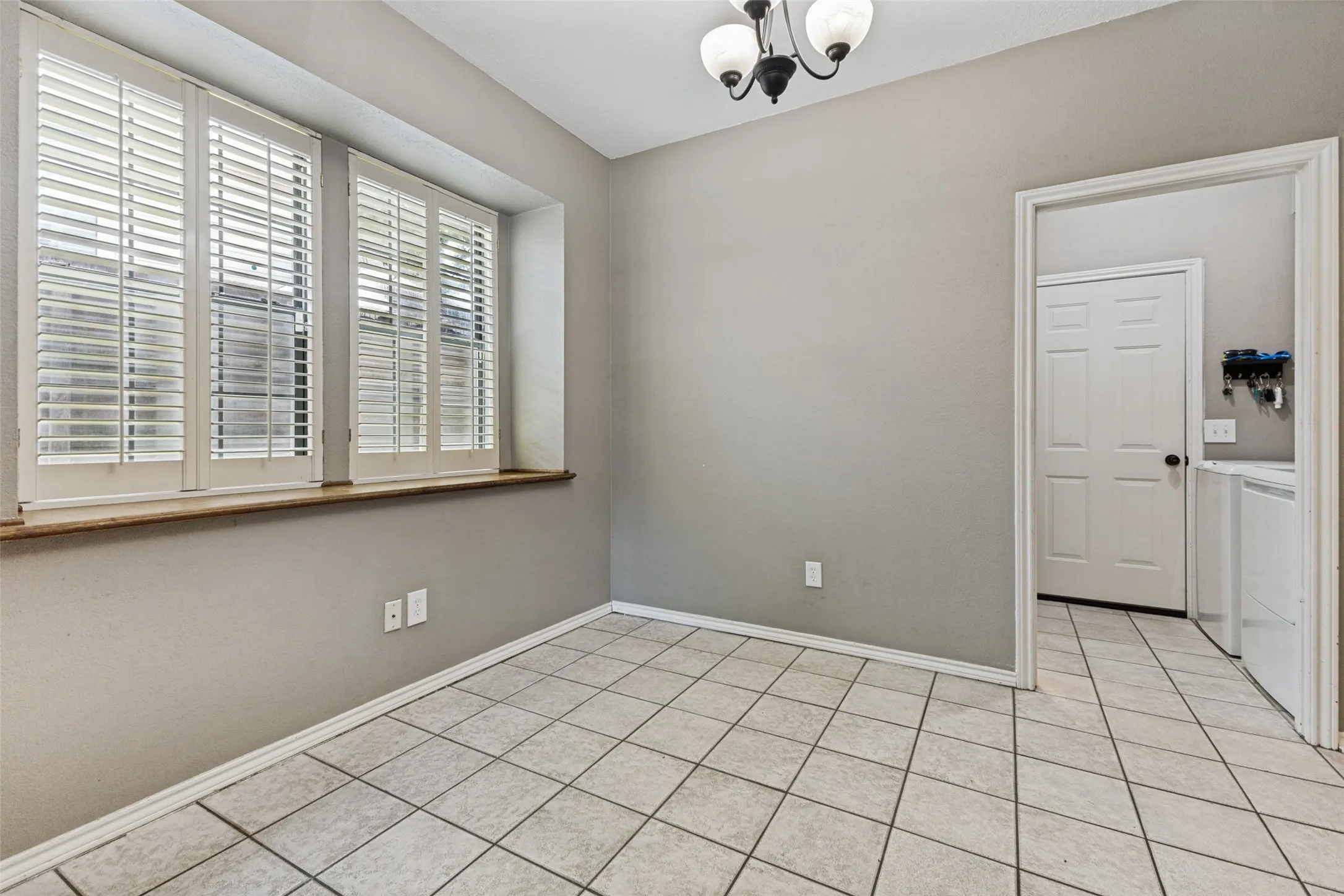 Single Family Residence For Sale in Collin County , 4123 Lawngate Drive, Dallas, Texas 75287, 3 Bedroom, 3 Bathroom, 2 Garage spaces, 1,990 Sqft, built in 1984, mls#21277986, Real Estate Agent in Dallas, Homes For Sale in Collin county, Homes For Sale in Dallas, Realtor in Dallas Texas, Real Estate Brokerage Independent Realty Texas, Luminita Cordes Realtor