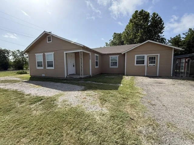 Single Family Residence For Sale in Erath County , 750 W Lingleville Rd, Stephenville, Texas 76401, 3 Bedroom, 2 Bathroom, Garage spaces, 1,286 Sqft, built in 1942, mls#21285090, Real Estate Agent in Stephenville, Homes For Sale in Erath county, Homes For Sale in Stephenville, Realtor in Stephenville Texas, Real Estate Brokerage Independent Realty Texas, Luminita Cordes Realtor