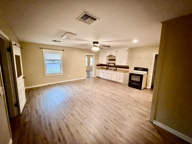 Single Family Residence For Sale in Erath County , 750 W Lingleville Rd, Stephenville, Texas 76401, 3 Bedroom, 2 Bathroom, Garage spaces, 1,286 Sqft, built in 1942, mls#21285090, Real Estate Agent in Stephenville, Homes For Sale in Erath county, Homes For Sale in Stephenville, Realtor in Stephenville Texas, Real Estate Brokerage Independent Realty Texas, Luminita Cordes Realtor