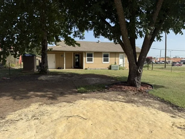 Single Family Residence For Sale in Erath County , 750 W Lingleville Rd, Stephenville, Texas 76401, 3 Bedroom, 2 Bathroom, Garage spaces, 1,286 Sqft, built in 1942, mls#21285090, Real Estate Agent in Stephenville, Homes For Sale in Erath county, Homes For Sale in Stephenville, Realtor in Stephenville Texas, Real Estate Brokerage Independent Realty Texas, Luminita Cordes Realtor