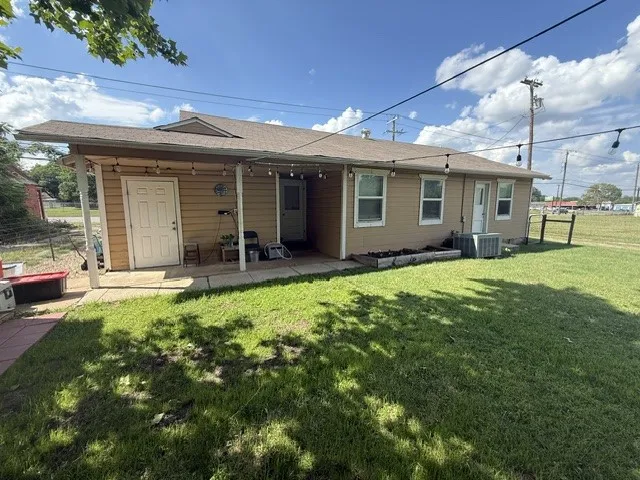 Single Family Residence For Sale in Erath County , 750 W Lingleville Rd, Stephenville, Texas 76401, 3 Bedroom, 2 Bathroom, Garage spaces, 1,286 Sqft, built in 1942, mls#21285090, Real Estate Agent in Stephenville, Homes For Sale in Erath county, Homes For Sale in Stephenville, Realtor in Stephenville Texas, Real Estate Brokerage Independent Realty Texas, Luminita Cordes Realtor