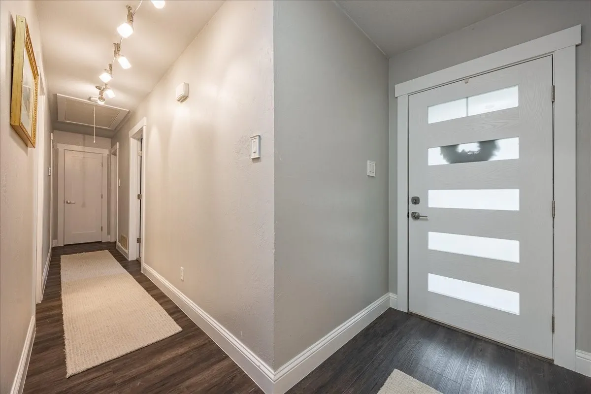 Single Family Residence For Sale in Dallas County , 2223 Valley Mill, Carrollton, Texas 75006, 4 Bedroom, 2 Bathroom, 2 Garage spaces, 2,236 Sqft, built in 1979, mls#21285087, Real Estate Agent in Carrollton, Homes For Sale in Dallas county, Homes For Sale in Carrollton, Realtor in Carrollton Texas, Real Estate Brokerage Independent Realty Texas, Luminita Cordes Realtor