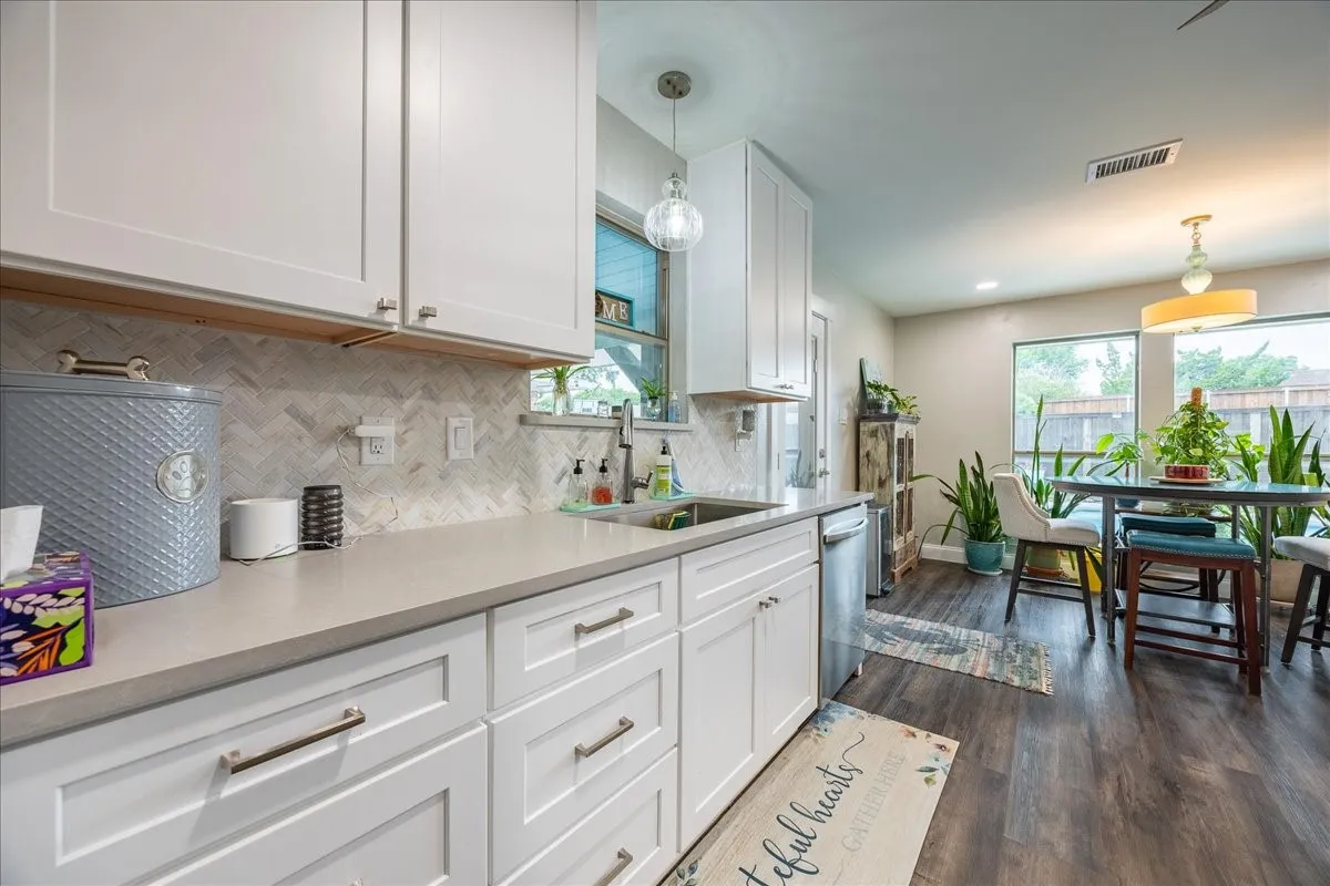Single Family Residence For Sale in Dallas County , 2223 Valley Mill, Carrollton, Texas 75006, 4 Bedroom, 2 Bathroom, 2 Garage spaces, 2,236 Sqft, built in 1979, mls#21285087, Real Estate Agent in Carrollton, Homes For Sale in Dallas county, Homes For Sale in Carrollton, Realtor in Carrollton Texas, Real Estate Brokerage Independent Realty Texas, Luminita Cordes Realtor