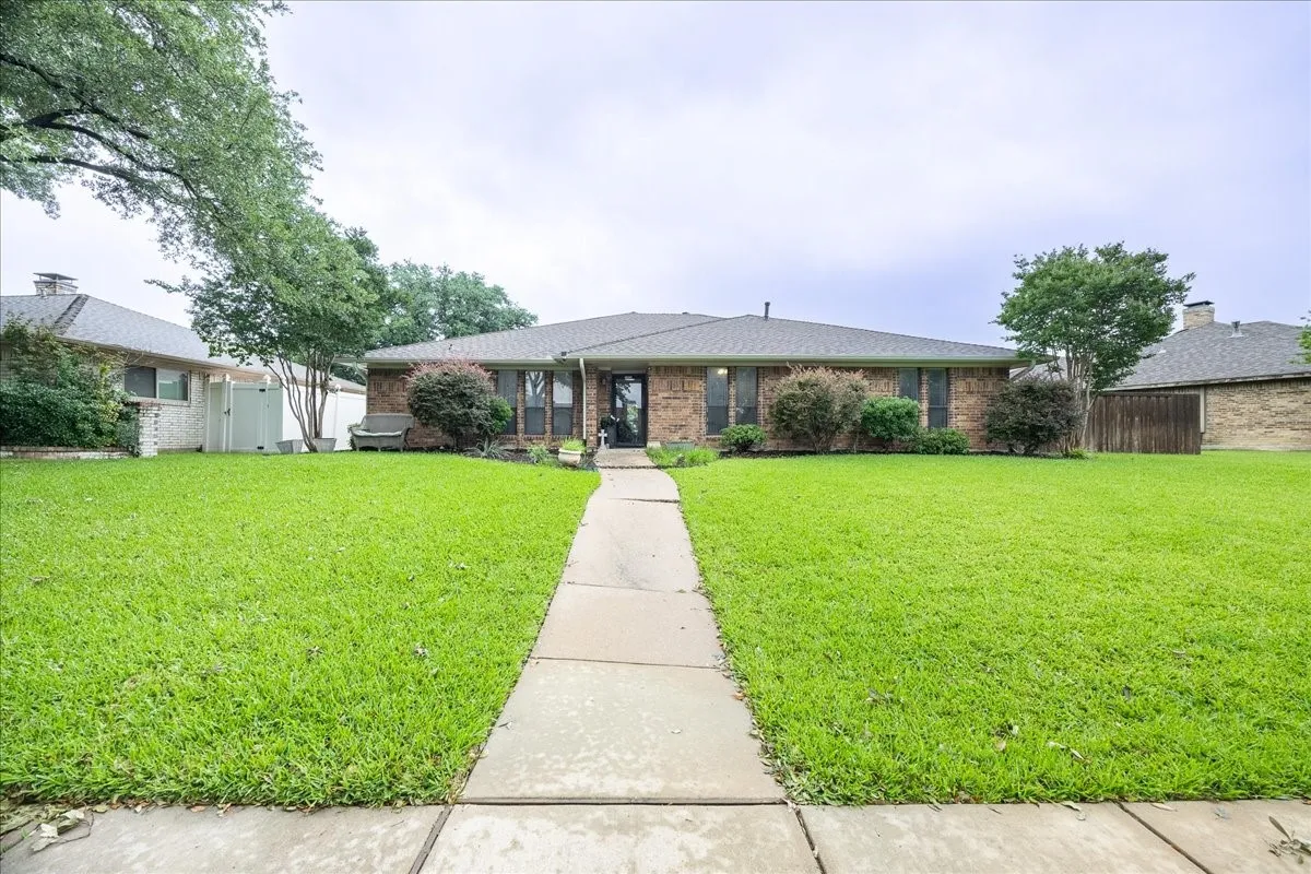 Single Family Residence For Sale in Dallas County , 2223 Valley Mill, Carrollton, Texas 75006, 4 Bedroom, 2 Bathroom, 2 Garage spaces, 2,236 Sqft, built in 1979, mls#21285087, Real Estate Agent in Carrollton, Homes For Sale in Dallas county, Homes For Sale in Carrollton, Realtor in Carrollton Texas, Real Estate Brokerage Independent Realty Texas, Luminita Cordes Realtor