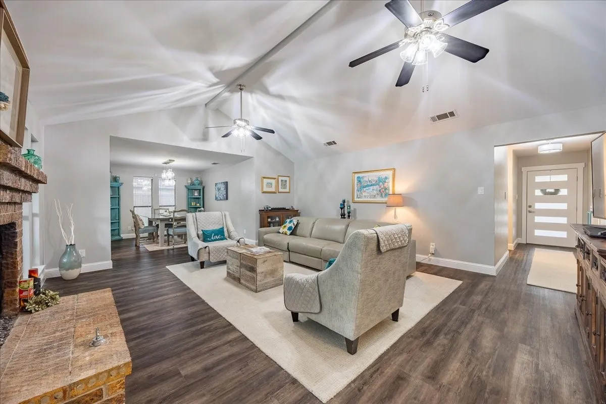 Single Family Residence For Sale in Dallas County , 2223 Valley Mill, Carrollton, Texas 75006, 4 Bedroom, 2 Bathroom, 2 Garage spaces, 2,236 Sqft, built in 1979, mls#21285087, Real Estate Agent in Carrollton, Homes For Sale in Dallas county, Homes For Sale in Carrollton, Realtor in Carrollton Texas, Real Estate Brokerage Independent Realty Texas, Luminita Cordes Realtor