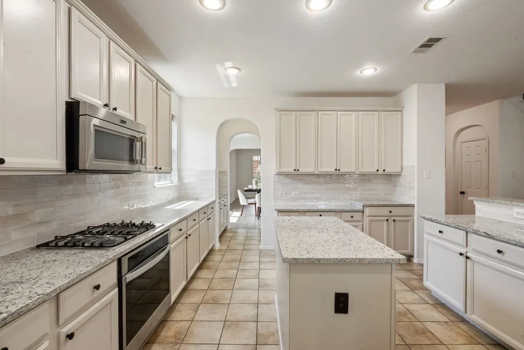 Single Family Residence For Sale in Tarrant County , 4204 Bridgestone Drive, Fort Worth, Texas 76123, 5 Bedroom, 4 Bathroom, 2 Garage spaces, 4,530 Sqft, built in 2009, mls#21281807, Real Estate Agent in Fort Worth, Homes For Sale in Tarrant county, Homes For Sale in Fort Worth, Realtor in Fort Worth Texas, Real Estate Brokerage Independent Realty Texas, Luminita Cordes Realtor