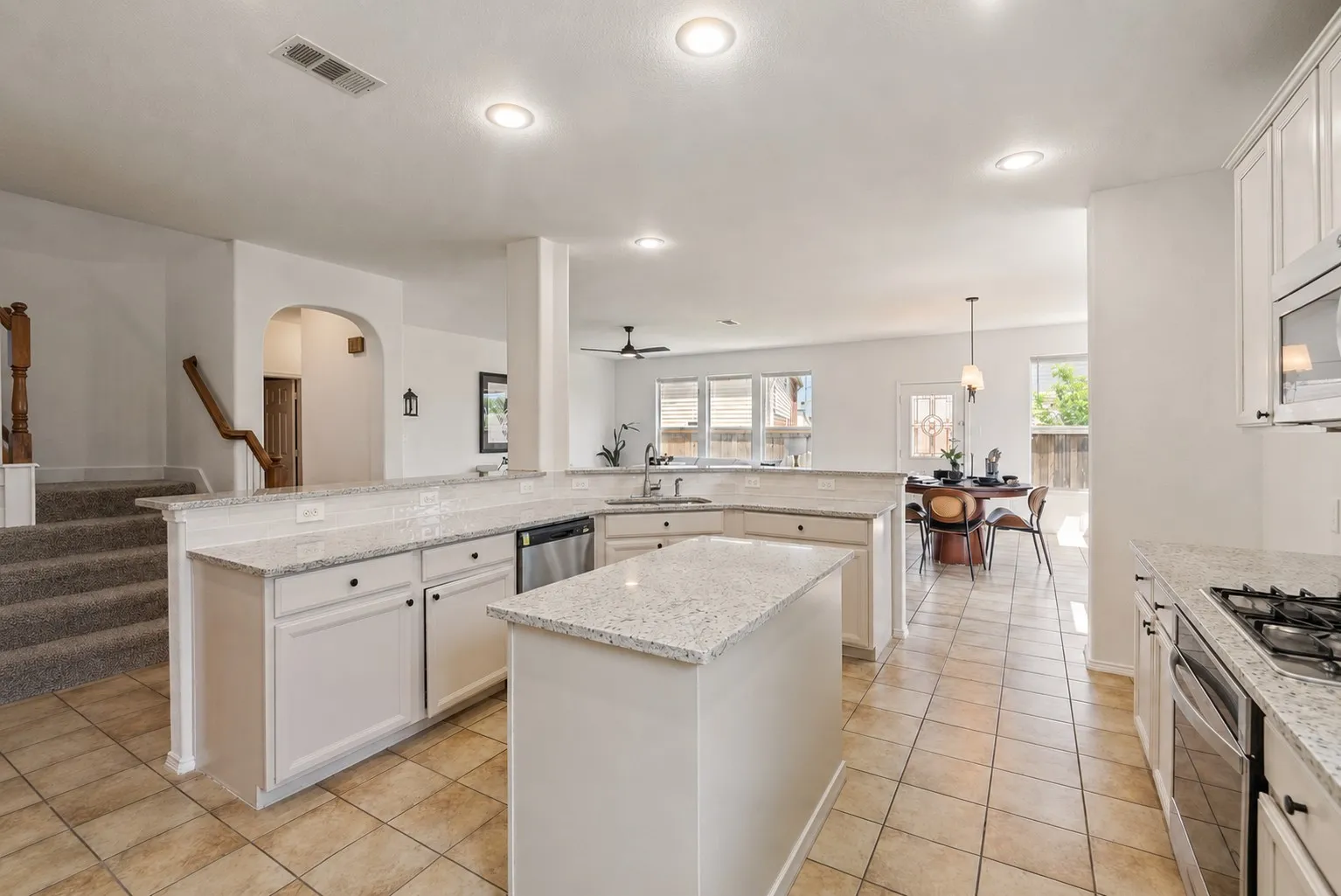 Single Family Residence For Sale in Tarrant County , 4204 Bridgestone Drive, Fort Worth, Texas 76123, 5 Bedroom, 4 Bathroom, 2 Garage spaces, 4,530 Sqft, built in 2009, mls#21281807, Real Estate Agent in Fort Worth, Homes For Sale in Tarrant county, Homes For Sale in Fort Worth, Realtor in Fort Worth Texas, Real Estate Brokerage Independent Realty Texas, Luminita Cordes Realtor