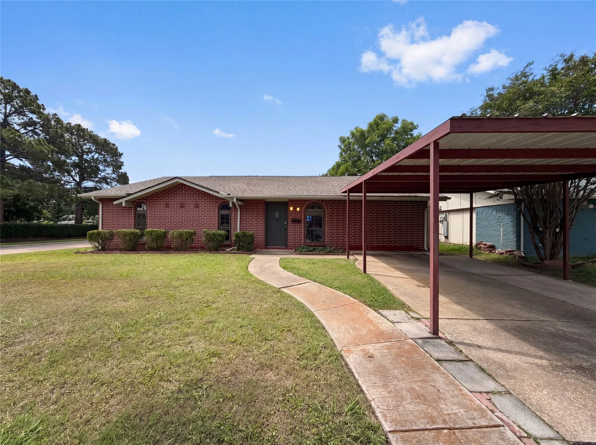 Single Family Residence For Sale in Denton County , 1102 Hillwood Drive, Lewisville, Texas 75067, 4 Bedrooms, 2 Bathrooms, Garage spaces, 1,719 Sqft, built in 1970, Price $284,000, mls#21285100, Real Estate Agent in Lewisville, Homes For Sale in Denton county, Homes For Sale in Lewisville, Realtor in Lewisville Texas, Real Estate Brokerage Independent Realty Texas, Luminita Cordes Realtor