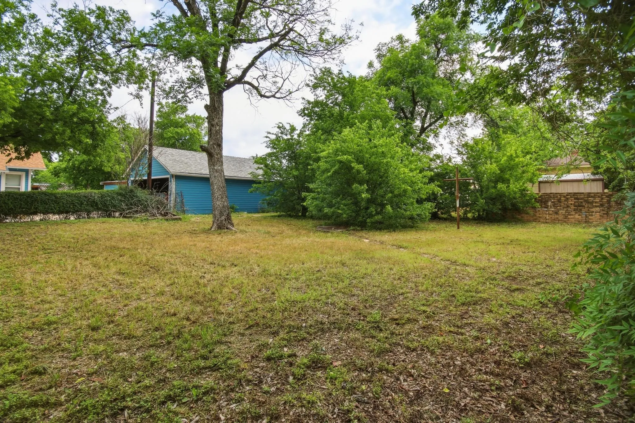 Single Family Residence For Sale in Coleman County , 911 S Commercial Avenue, Coleman, Texas 76834, 3 Bedroom, 2 Bathroom, Garage spaces, 1,176 Sqft, built in 1960, mls#21280395, Real Estate Agent in Coleman, Homes For Sale in Coleman county, Homes For Sale in Coleman, Realtor in Coleman Texas, Real Estate Brokerage Independent Realty Texas, Luminita Cordes Realtor