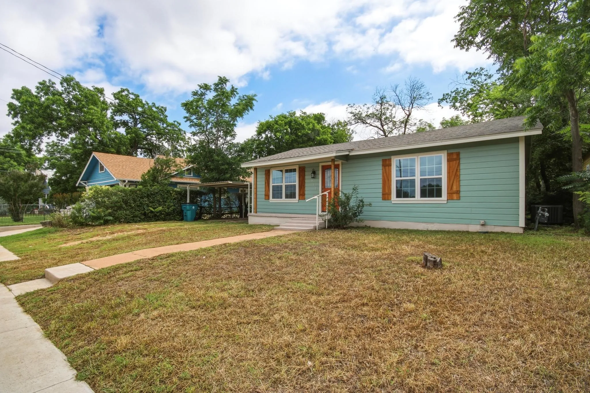 Single Family Residence For Sale in Coleman County , 911 S Commercial Avenue, Coleman, Texas 76834, 3 Bedroom, 2 Bathroom, Garage spaces, 1,176 Sqft, built in 1960, mls#21280395, Real Estate Agent in Coleman, Homes For Sale in Coleman county, Homes For Sale in Coleman, Realtor in Coleman Texas, Real Estate Brokerage Independent Realty Texas, Luminita Cordes Realtor