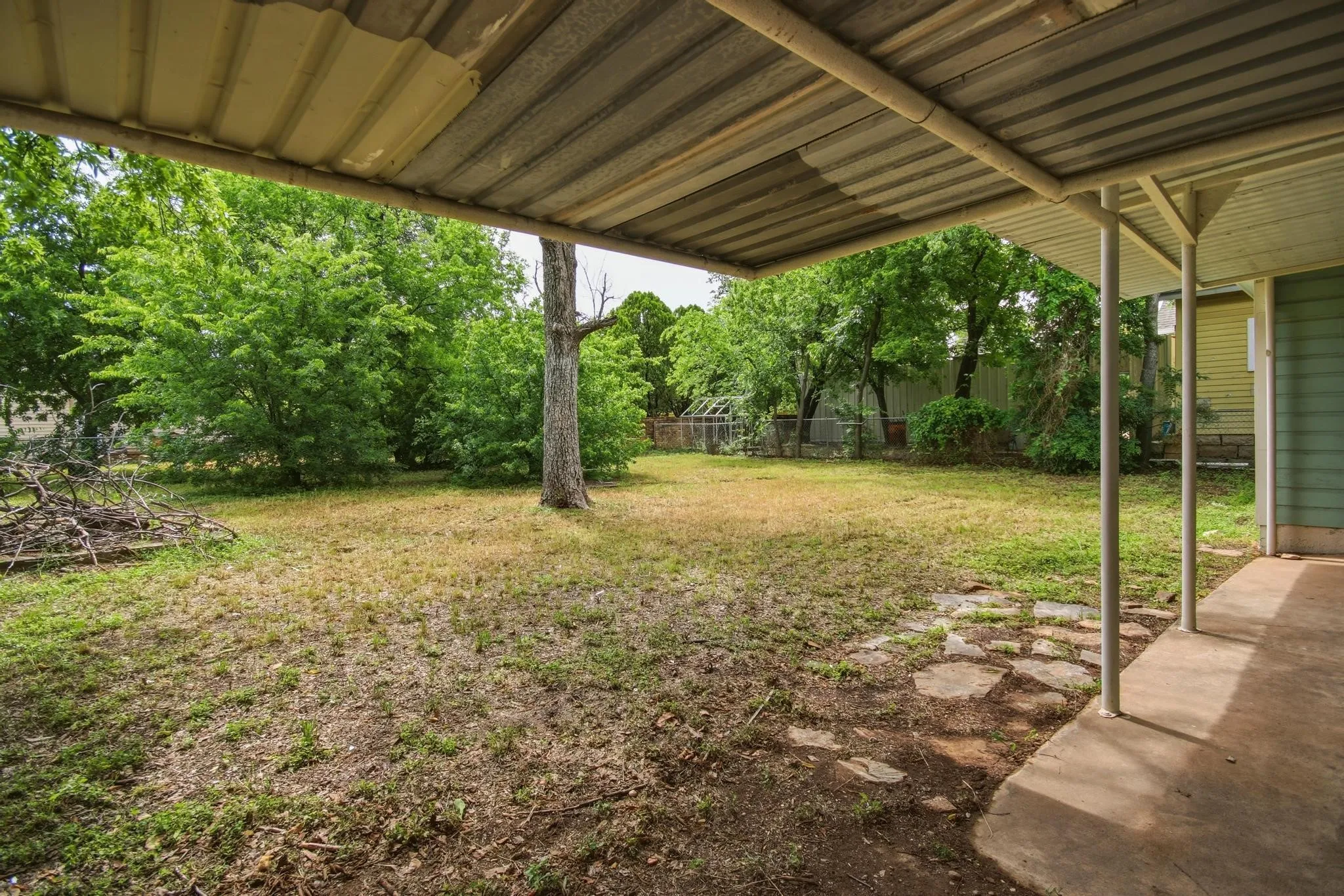 Single Family Residence For Sale in Coleman County , 911 S Commercial Avenue, Coleman, Texas 76834, 3 Bedroom, 2 Bathroom, Garage spaces, 1,176 Sqft, built in 1960, mls#21280395, Real Estate Agent in Coleman, Homes For Sale in Coleman county, Homes For Sale in Coleman, Realtor in Coleman Texas, Real Estate Brokerage Independent Realty Texas, Luminita Cordes Realtor