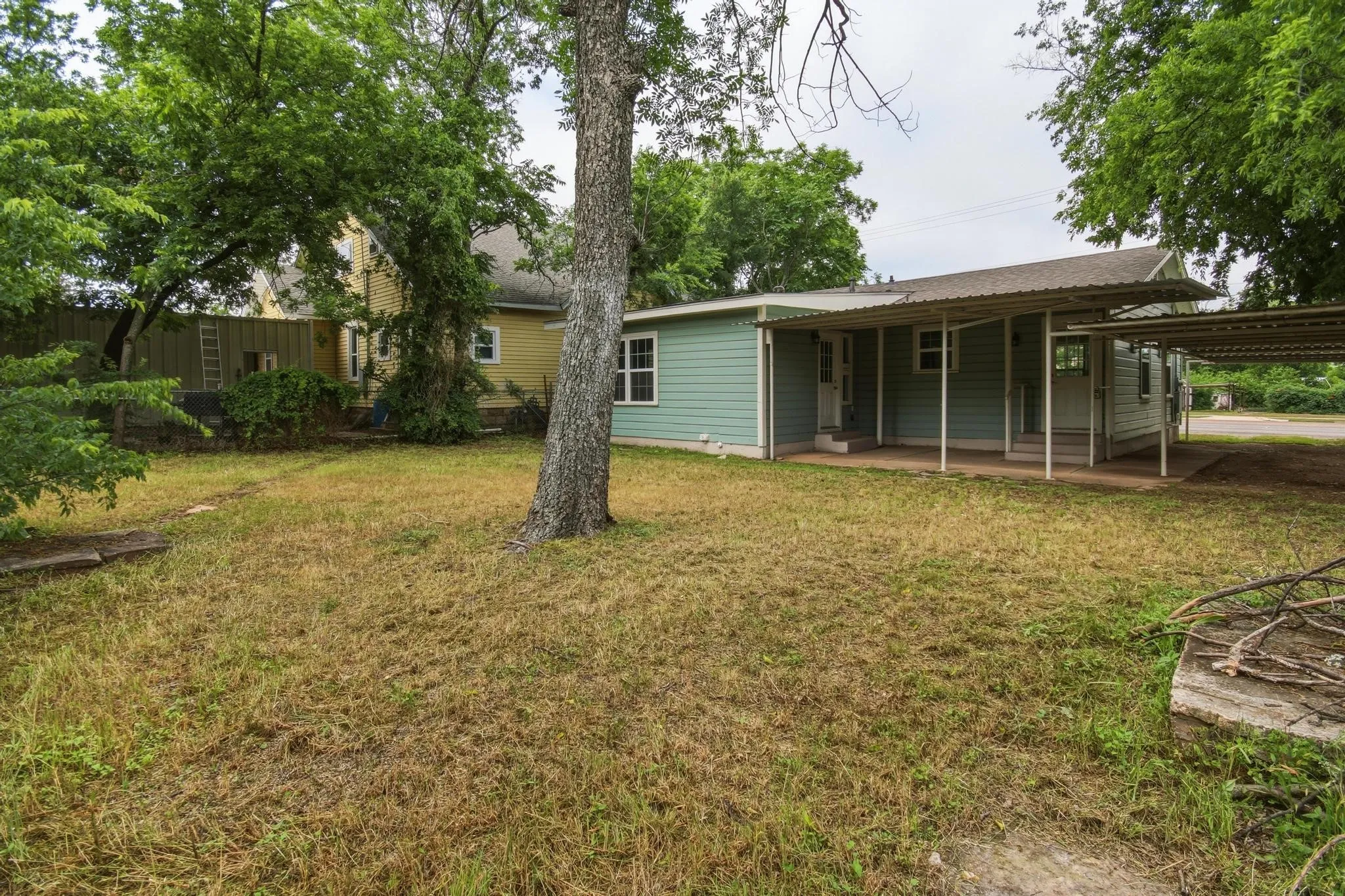 Single Family Residence For Sale in Coleman County , 911 S Commercial Avenue, Coleman, Texas 76834, 3 Bedroom, 2 Bathroom, Garage spaces, 1,176 Sqft, built in 1960, mls#21280395, Real Estate Agent in Coleman, Homes For Sale in Coleman county, Homes For Sale in Coleman, Realtor in Coleman Texas, Real Estate Brokerage Independent Realty Texas, Luminita Cordes Realtor