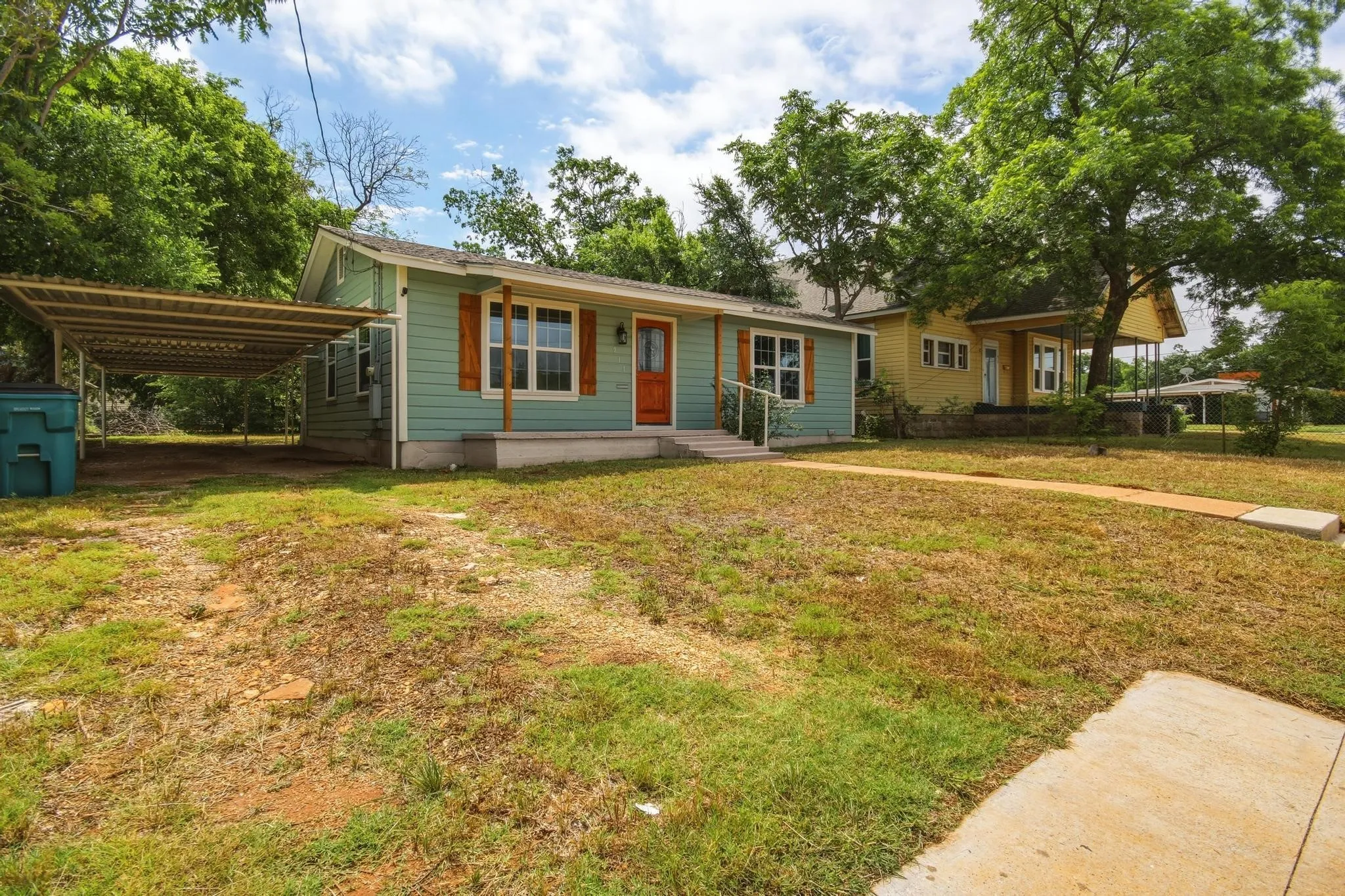 Single Family Residence For Sale in Coleman County , 911 S Commercial Avenue, Coleman, Texas 76834, 3 Bedroom, 2 Bathroom, Garage spaces, 1,176 Sqft, built in 1960, mls#21280395, Real Estate Agent in Coleman, Homes For Sale in Coleman county, Homes For Sale in Coleman, Realtor in Coleman Texas, Real Estate Brokerage Independent Realty Texas, Luminita Cordes Realtor