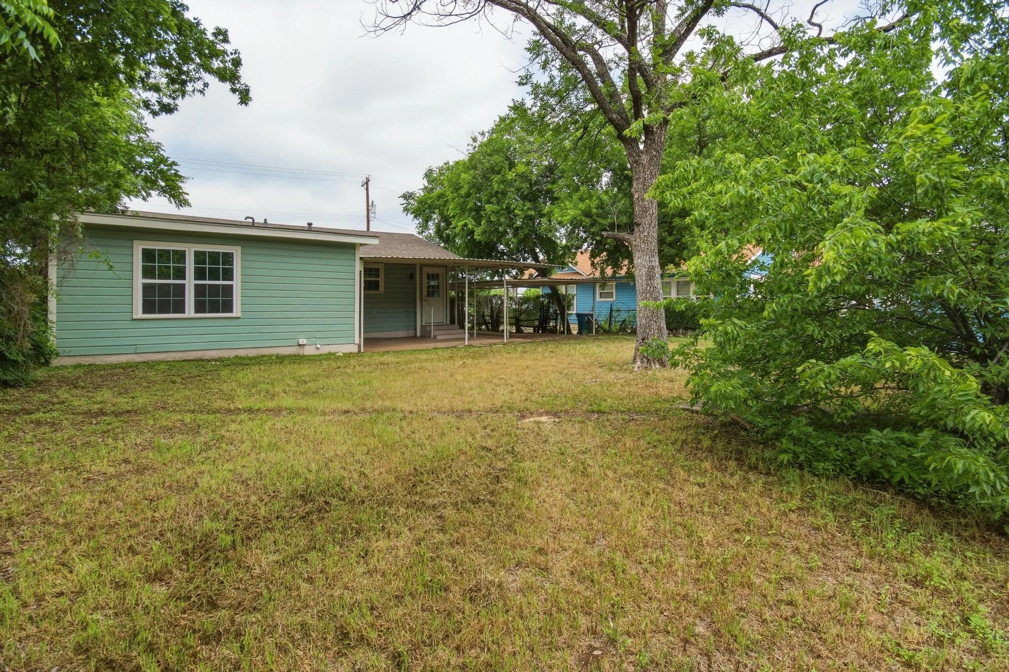 Single Family Residence For Sale in Coleman County , 911 S Commercial Avenue, Coleman, Texas 76834, 3 Bedroom, 2 Bathroom, Garage spaces, 1,176 Sqft, built in 1960, mls#21280395, Real Estate Agent in Coleman, Homes For Sale in Coleman county, Homes For Sale in Coleman, Realtor in Coleman Texas, Real Estate Brokerage Independent Realty Texas, Luminita Cordes Realtor