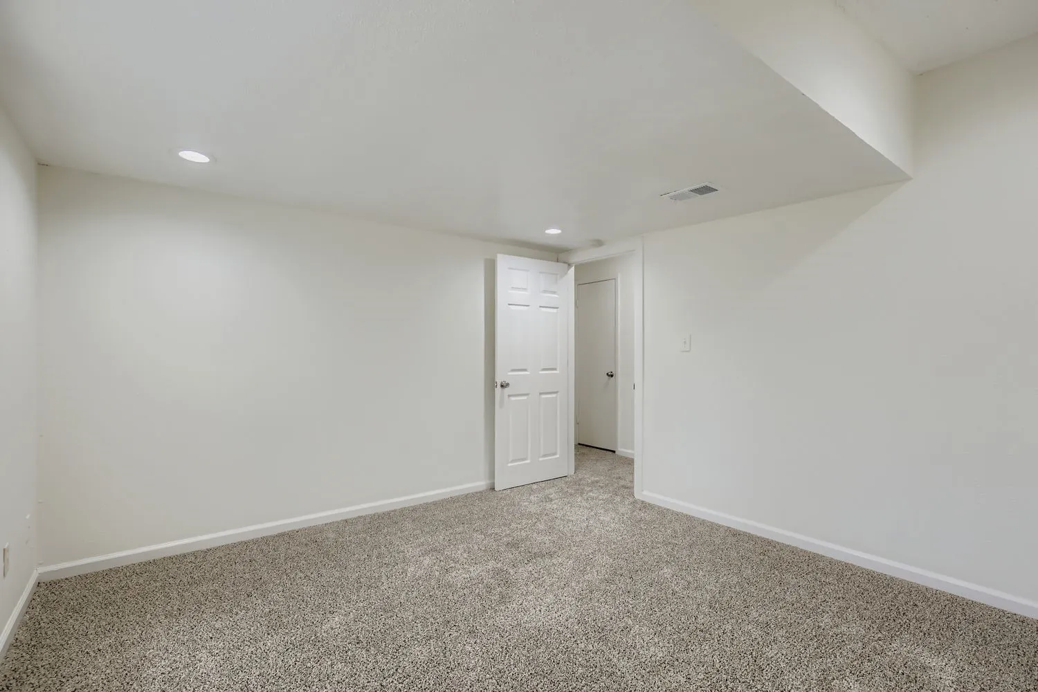 Single Family Residence For Sale in Collin County , 1724 Midcrest Drive, Plano, Texas 75075, 4 Bedroom, 2 Bathroom, 2 Garage spaces, 1,991 Sqft, built in 1967, mls#21283788, Real Estate Agent in Plano, Homes For Sale in Collin county, Homes For Sale in Plano, Realtor in Plano Texas, Real Estate Brokerage Independent Realty Texas, Luminita Cordes Realtor