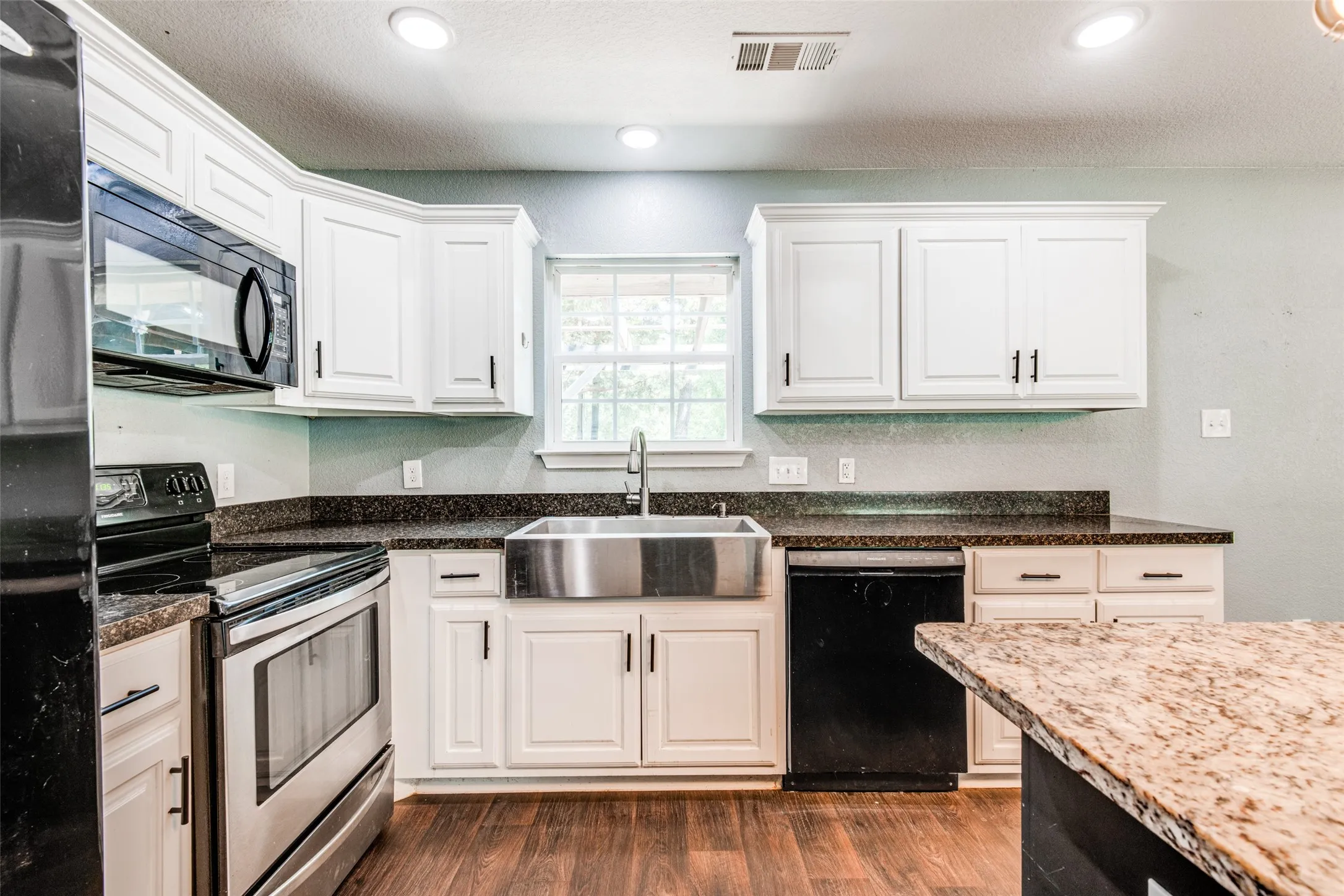 Single Family Residence For Sale in Hunt County , 200 Lakeside Drive, West Tawakoni, Texas 75474, 3 Bedroom, 3 Bathroom, Garage spaces, 2,180 Sqft, built in 2021, mls#21283495, Real Estate Agent in West Tawakoni, Homes For Sale in Hunt county, Homes For Sale in West Tawakoni, Realtor in West Tawakoni Texas, Real Estate Brokerage Independent Realty Texas, Luminita Cordes Realtor