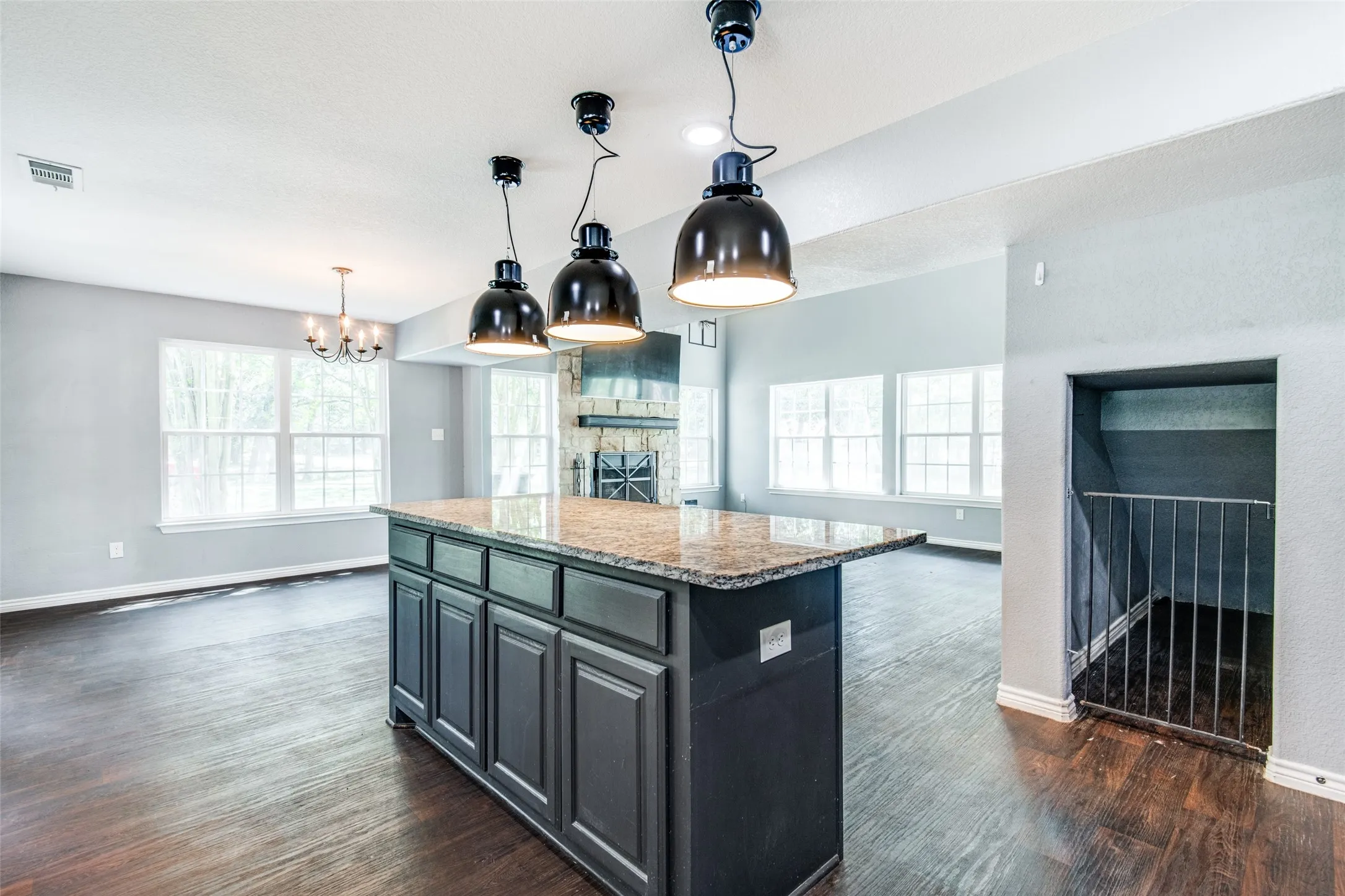 Single Family Residence For Sale in Hunt County , 200 Lakeside Drive, West Tawakoni, Texas 75474, 3 Bedroom, 3 Bathroom, Garage spaces, 2,180 Sqft, built in 2021, mls#21283495, Real Estate Agent in West Tawakoni, Homes For Sale in Hunt county, Homes For Sale in West Tawakoni, Realtor in West Tawakoni Texas, Real Estate Brokerage Independent Realty Texas, Luminita Cordes Realtor