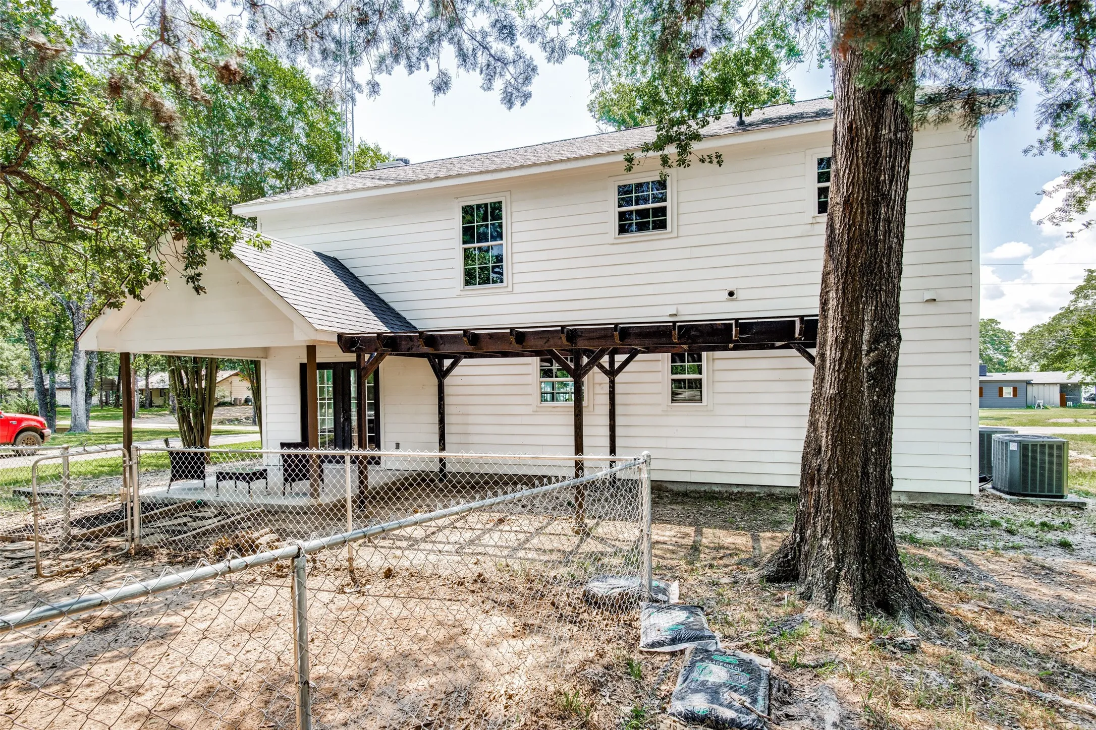 Single Family Residence For Sale in Hunt County , 200 Lakeside Drive, West Tawakoni, Texas 75474, 3 Bedroom, 3 Bathroom, Garage spaces, 2,180 Sqft, built in 2021, mls#21283495, Real Estate Agent in West Tawakoni, Homes For Sale in Hunt county, Homes For Sale in West Tawakoni, Realtor in West Tawakoni Texas, Real Estate Brokerage Independent Realty Texas, Luminita Cordes Realtor
