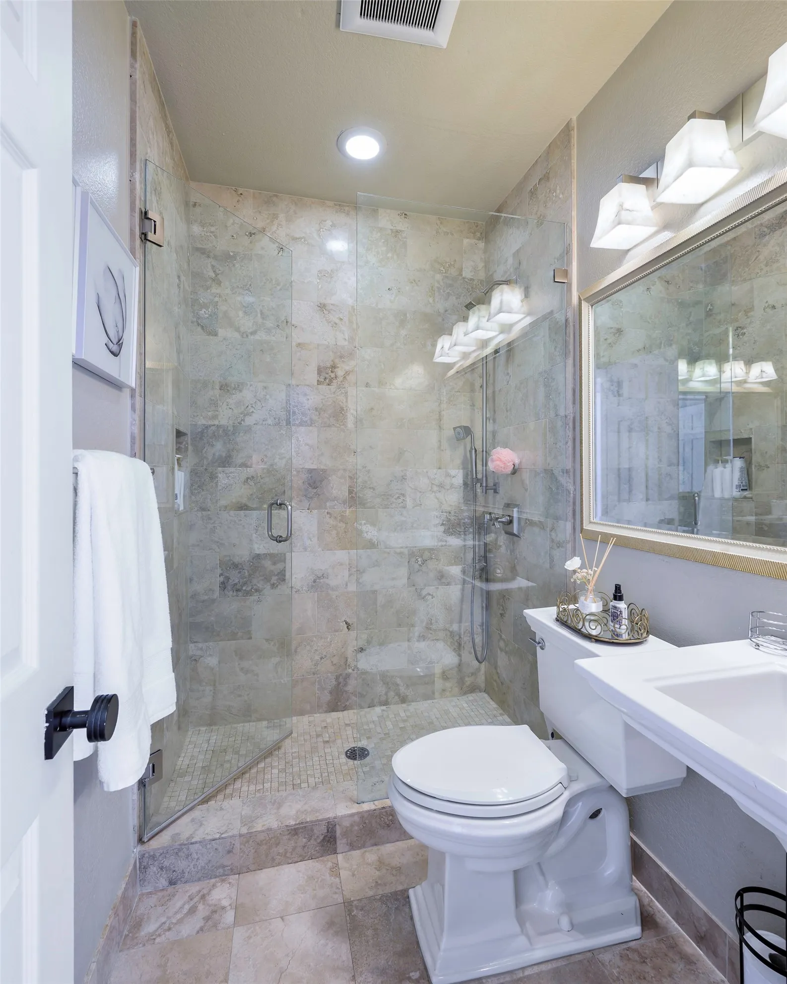 Single Family Residence For Rent in Collin County , 5913 Hempstead Drive, Plano, Texas 75093, 4 Bedrooms, 3 Bathrooms, 3 Garage spaces, 3,354 Sqft, built in 1997, Price $16,000, mls#21285172, Real Estate Agent in Plano, Homes For Rent in Collin county, Homes For Rent in Plano, Realtor in Plano Texas, Real Estate Brokerage Independent Realty Texas, Luminita Cordes Realtor