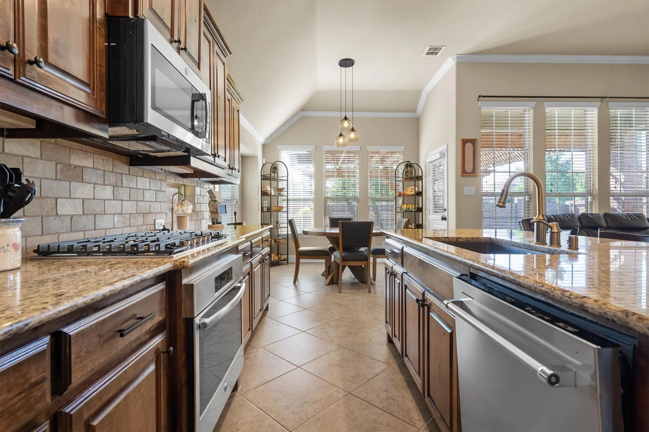 Single Family Residence For Sale in Tarrant County , 604 Satinwood Lane, Euless, Texas 76039, 3 Bedroom, 3 Bathroom, 2 Garage spaces, 2,040 Sqft, built in 2014, mls#21282802, Real Estate Agent in Euless, Homes For Sale in Tarrant county, Homes For Sale in Euless, Realtor in Euless Texas, Real Estate Brokerage Independent Realty Texas, Luminita Cordes Realtor