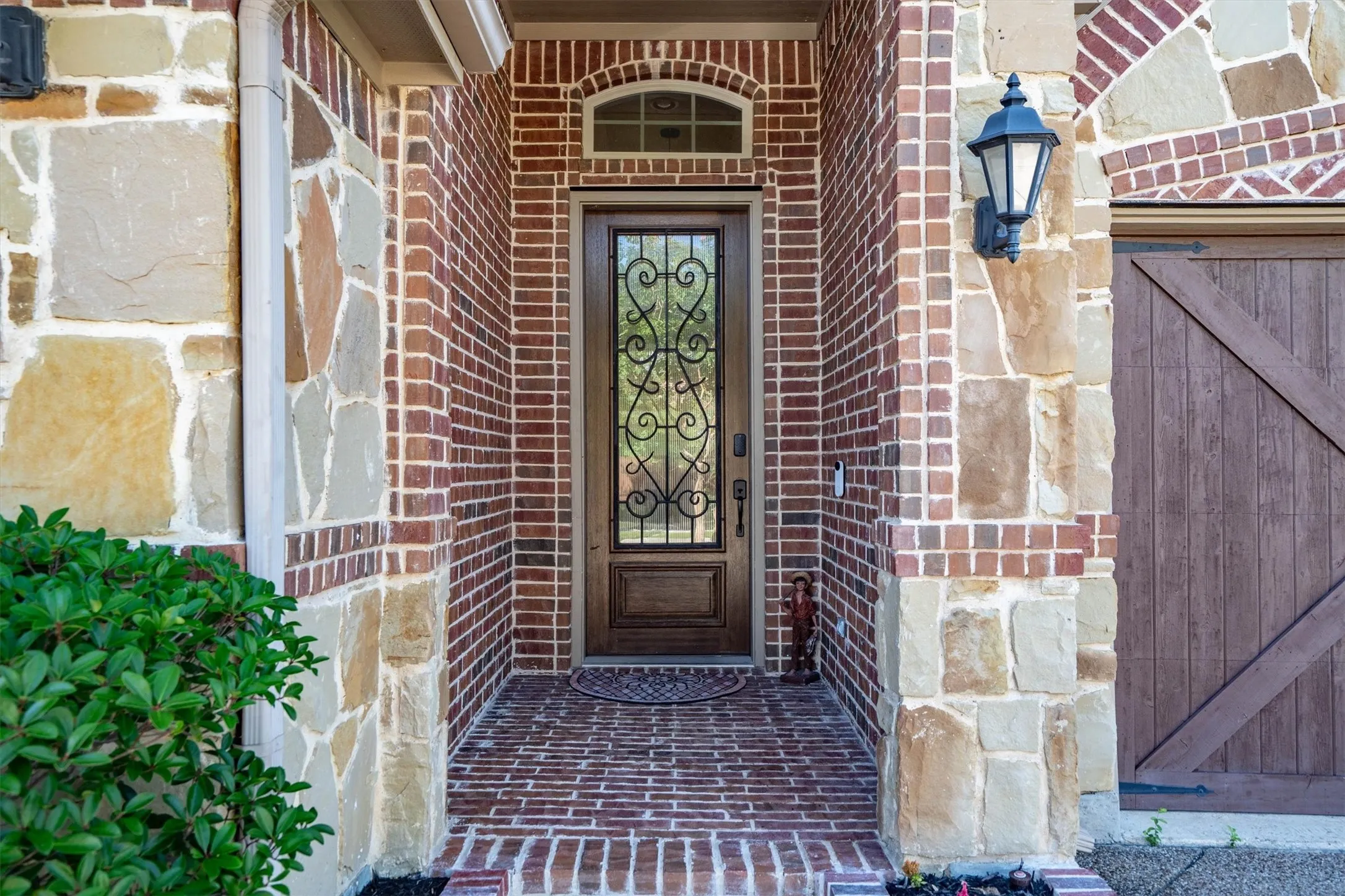 Single Family Residence For Sale in Tarrant County , 604 Satinwood Lane, Euless, Texas 76039, 3 Bedroom, 3 Bathroom, 2 Garage spaces, 2,040 Sqft, built in 2014, mls#21282802, Real Estate Agent in Euless, Homes For Sale in Tarrant county, Homes For Sale in Euless, Realtor in Euless Texas, Real Estate Brokerage Independent Realty Texas, Luminita Cordes Realtor