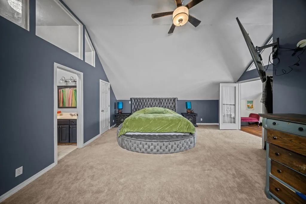 Extra large with ensuite bathroom and skylight to add tons of natural light