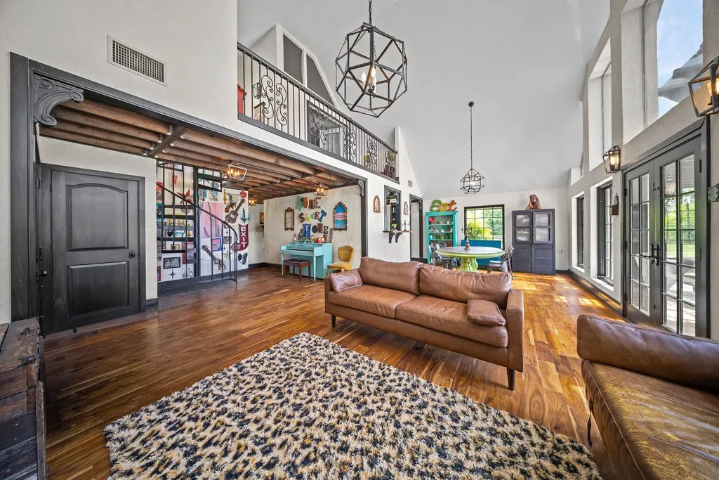 Nice open-concept den-dining-entryway