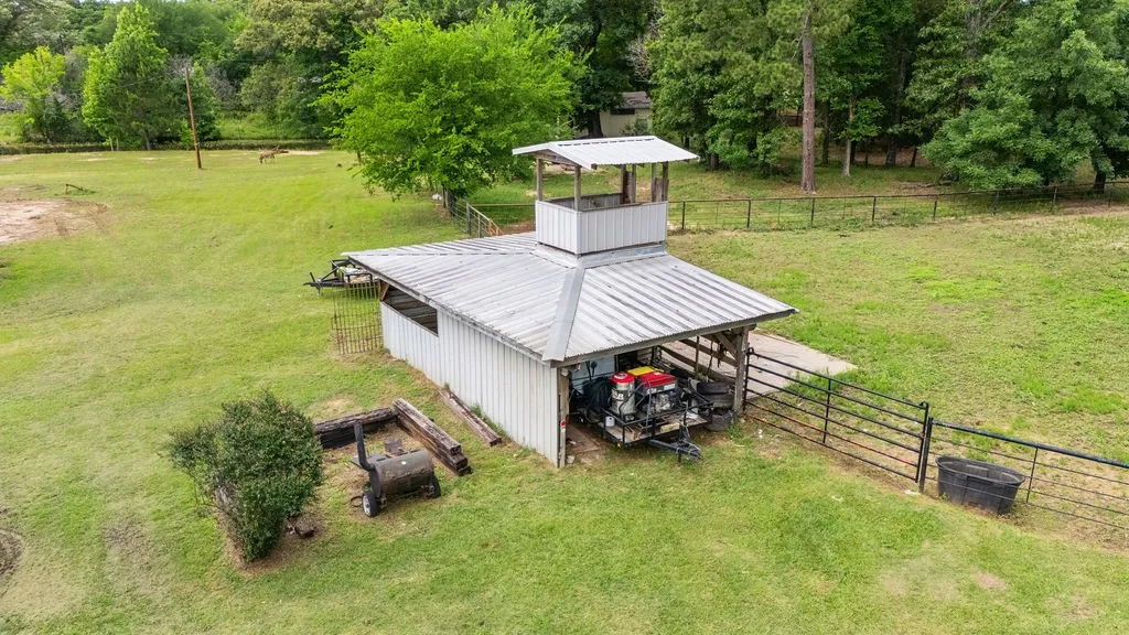 1 horse stable plus storage
