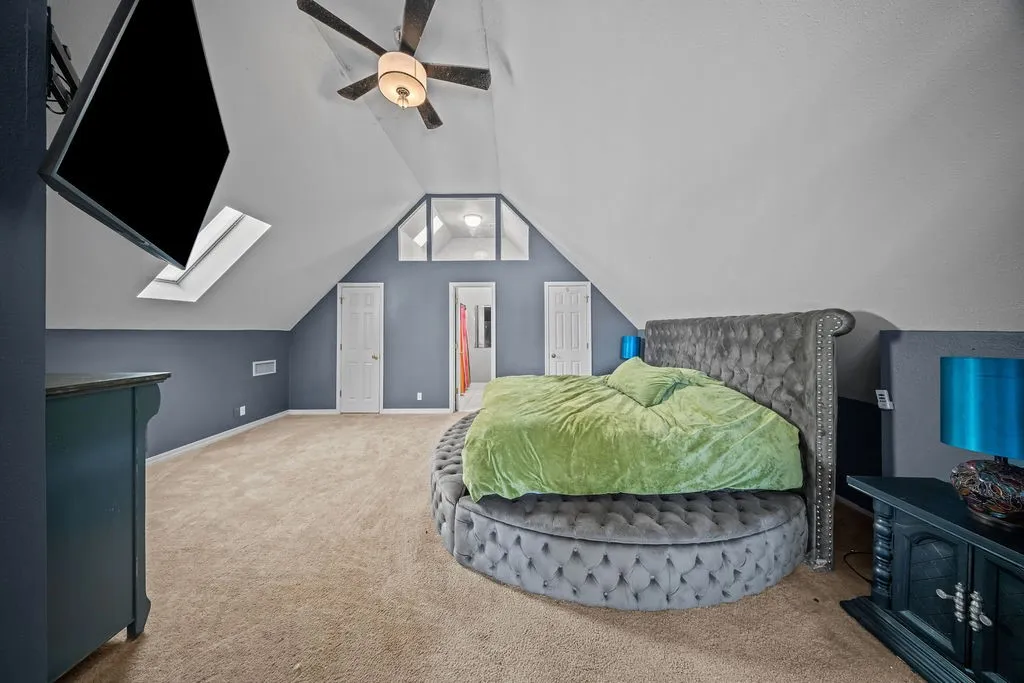 Extra large with ensuite bathroom and skylight to add tons of natural light