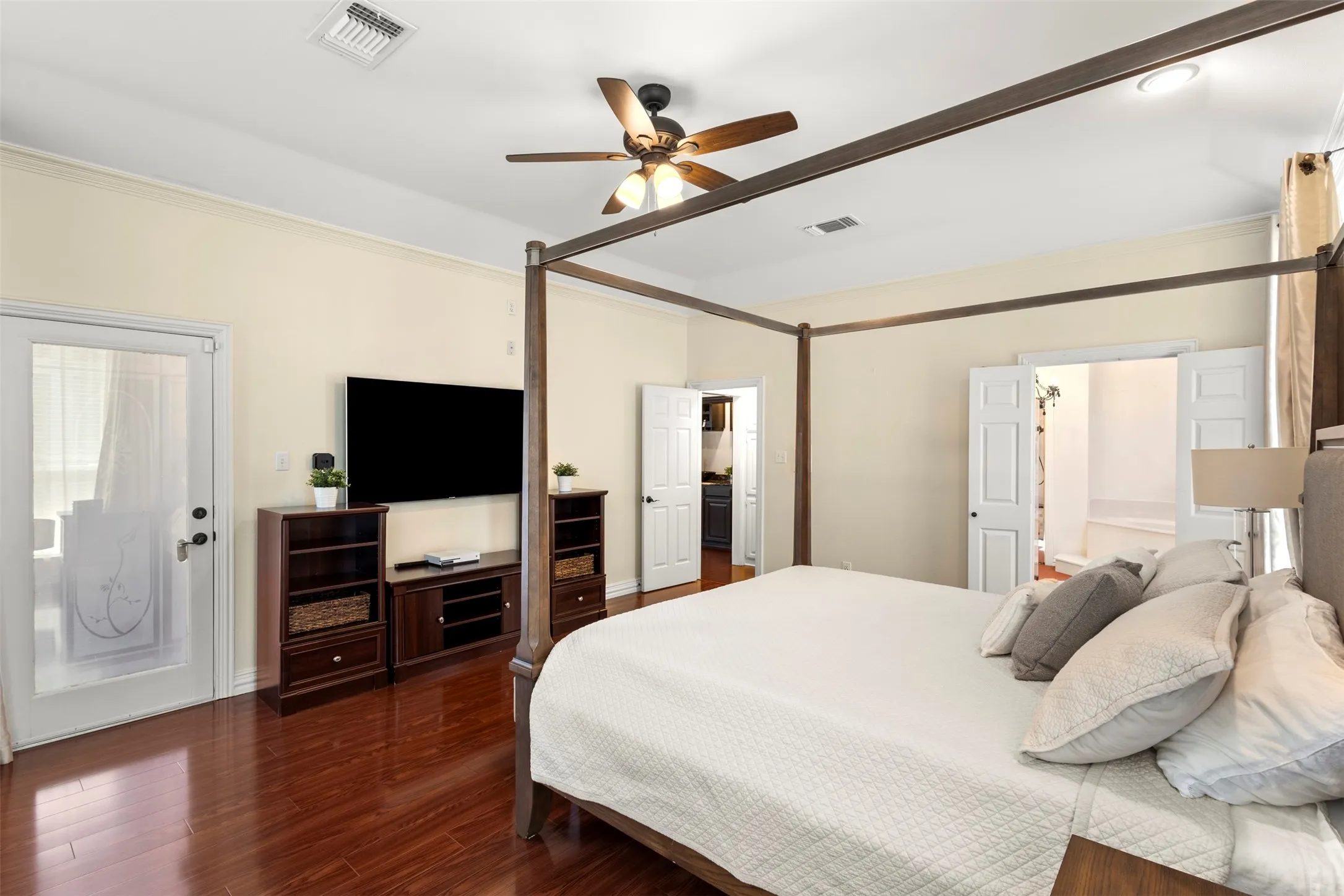 Single Family Residence For Sale in Tarrant County , 8 Park Place, Mansfield, Texas 76063, 5 Bedroom, 5 Bathroom, 4 Garage spaces, 5,228 Sqft, built in 1991, mls#21285218, Real Estate Agent in Mansfield, Homes For Sale in Tarrant county, Homes For Sale in Mansfield, Realtor in Mansfield Texas, Real Estate Brokerage Independent Realty Texas, Luminita Cordes Realtor