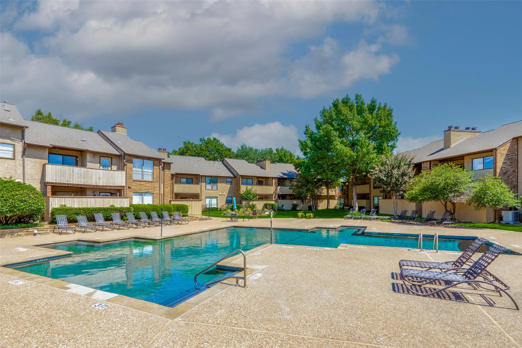 Condominium For Sale in Tarrant County , 2100 Friendly Drive 3014, Arlington, Texas 76011, 2 Bedroom, 2 Bathroom, Garage spaces, 1,229 Sqft, built in 1982, mls#21283418, Real Estate Agent in Arlington, Homes For Sale in Tarrant county, Homes For Sale in Arlington, Realtor in Arlington Texas, Real Estate Brokerage Independent Realty Texas, Luminita Cordes Realtor