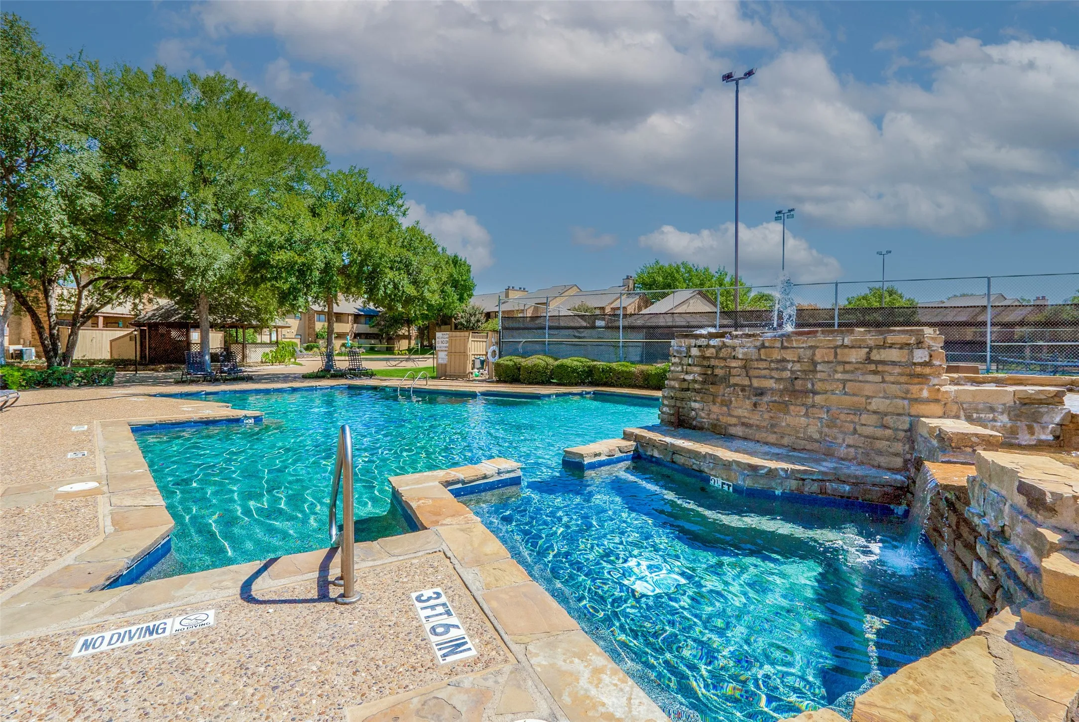 Condominium For Sale in Tarrant County , 2100 Friendly Drive 3014, Arlington, Texas 76011, 2 Bedroom, 2 Bathroom, Garage spaces, 1,229 Sqft, built in 1982, mls#21283418, Real Estate Agent in Arlington, Homes For Sale in Tarrant county, Homes For Sale in Arlington, Realtor in Arlington Texas, Real Estate Brokerage Independent Realty Texas, Luminita Cordes Realtor