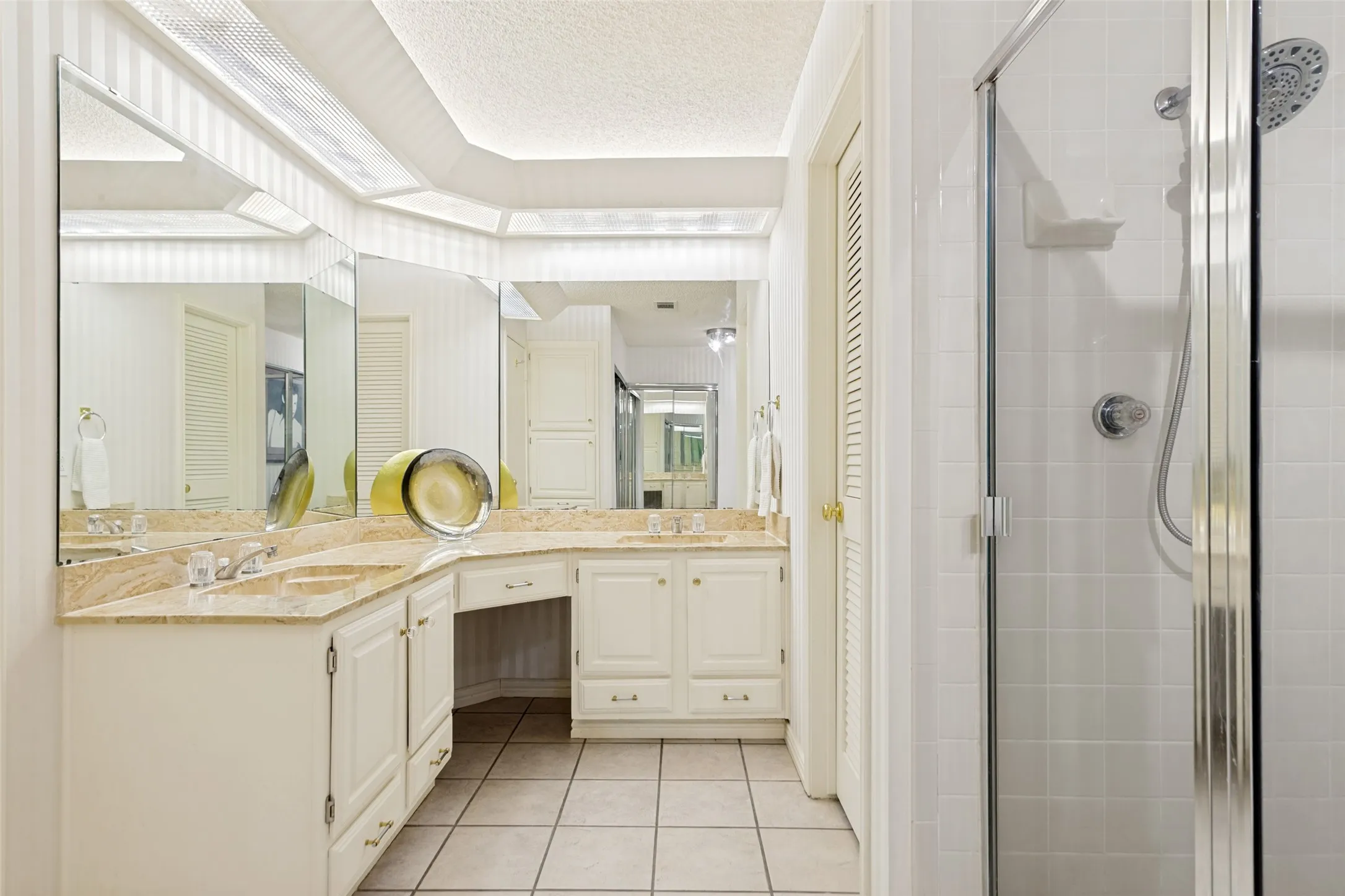 Condominium For Sale in Tarrant County , 2100 Friendly Drive 3014, Arlington, Texas 76011, 2 Bedroom, 2 Bathroom, Garage spaces, 1,229 Sqft, built in 1982, mls#21283418, Real Estate Agent in Arlington, Homes For Sale in Tarrant county, Homes For Sale in Arlington, Realtor in Arlington Texas, Real Estate Brokerage Independent Realty Texas, Luminita Cordes Realtor
