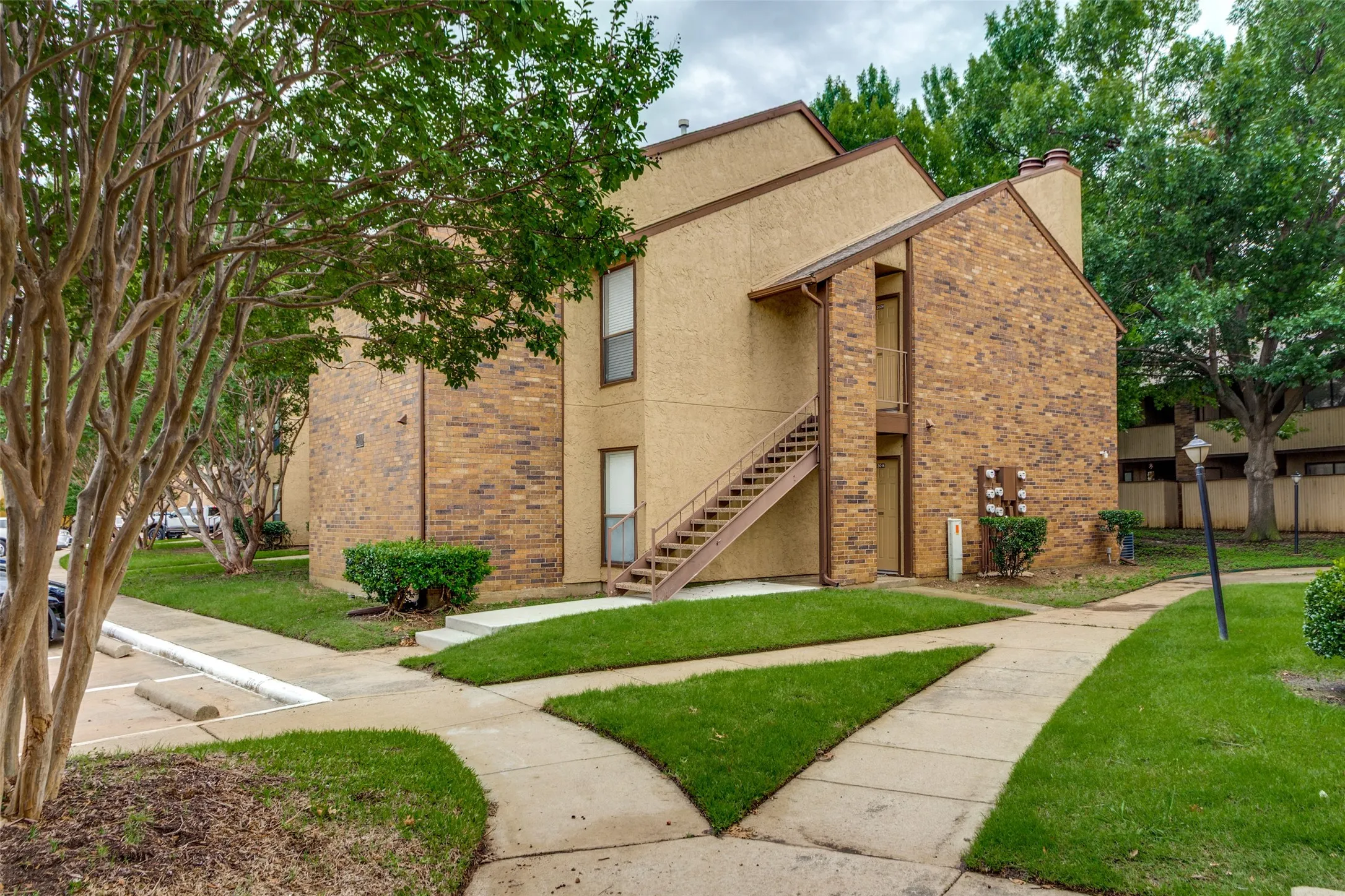 Condominium For Sale in Tarrant County , 2100 Friendly Drive 3014, Arlington, Texas 76011, 2 Bedroom, 2 Bathroom, Garage spaces, 1,229 Sqft, built in 1982, mls#21283418, Real Estate Agent in Arlington, Homes For Sale in Tarrant county, Homes For Sale in Arlington, Realtor in Arlington Texas, Real Estate Brokerage Independent Realty Texas, Luminita Cordes Realtor