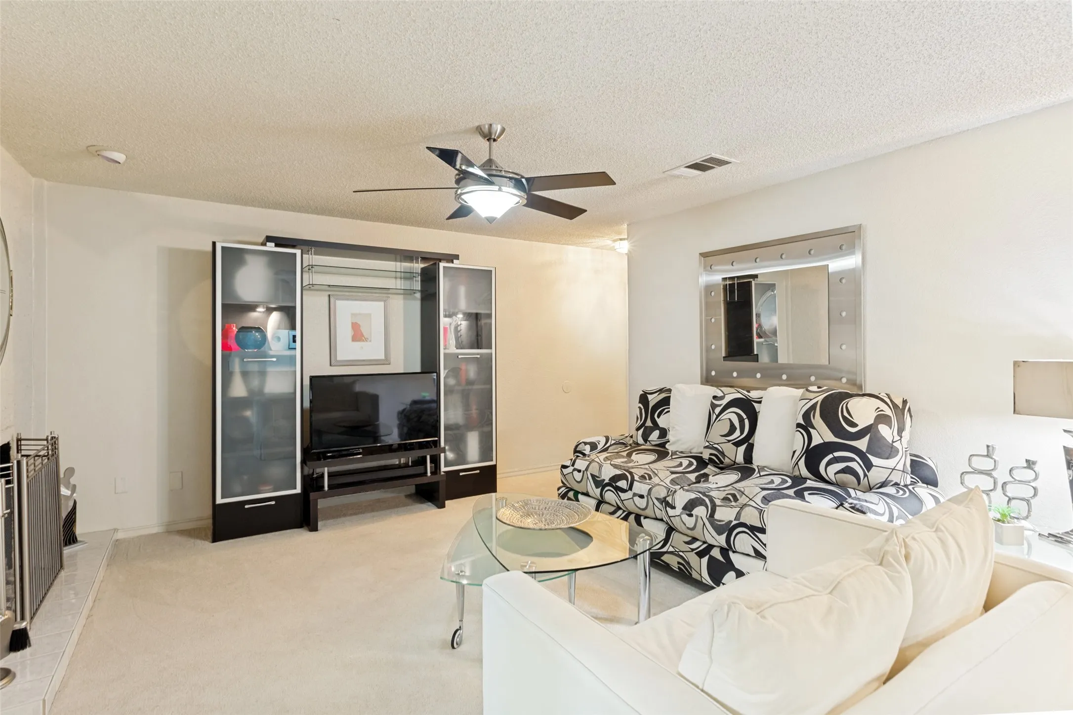 Condominium For Sale in Tarrant County , 2100 Friendly Drive 3014, Arlington, Texas 76011, 2 Bedroom, 2 Bathroom, Garage spaces, 1,229 Sqft, built in 1982, mls#21283418, Real Estate Agent in Arlington, Homes For Sale in Tarrant county, Homes For Sale in Arlington, Realtor in Arlington Texas, Real Estate Brokerage Independent Realty Texas, Luminita Cordes Realtor