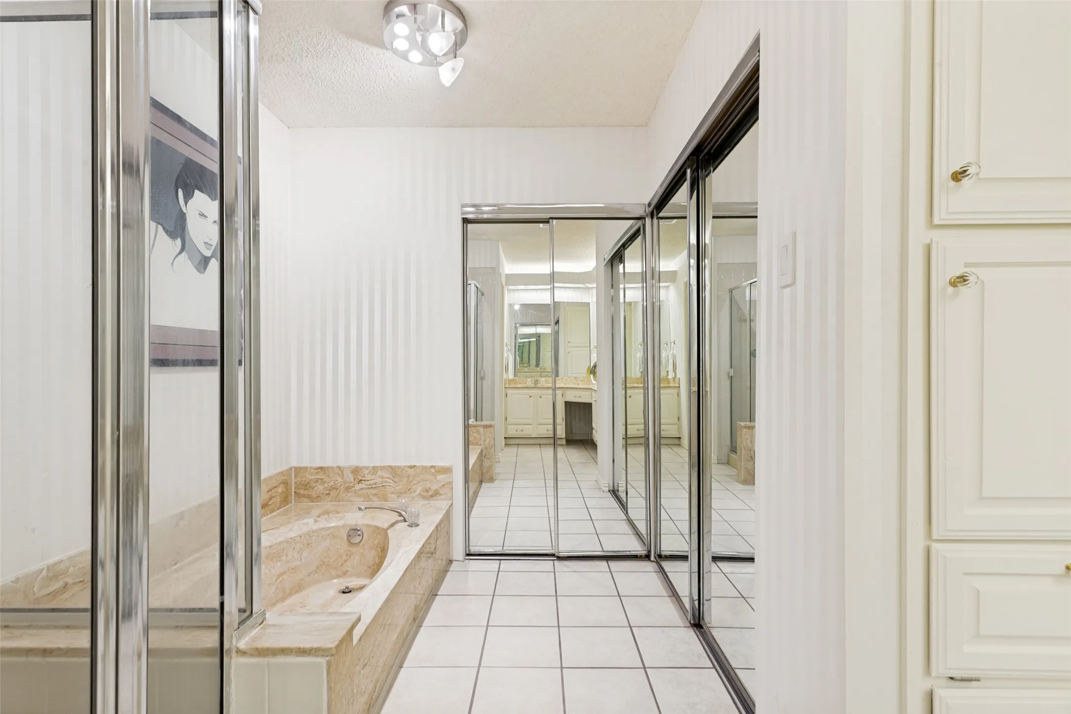 Condominium For Sale in Tarrant County , 2100 Friendly Drive 3014, Arlington, Texas 76011, 2 Bedroom, 2 Bathroom, Garage spaces, 1,229 Sqft, built in 1982, mls#21283418, Real Estate Agent in Arlington, Homes For Sale in Tarrant county, Homes For Sale in Arlington, Realtor in Arlington Texas, Real Estate Brokerage Independent Realty Texas, Luminita Cordes Realtor