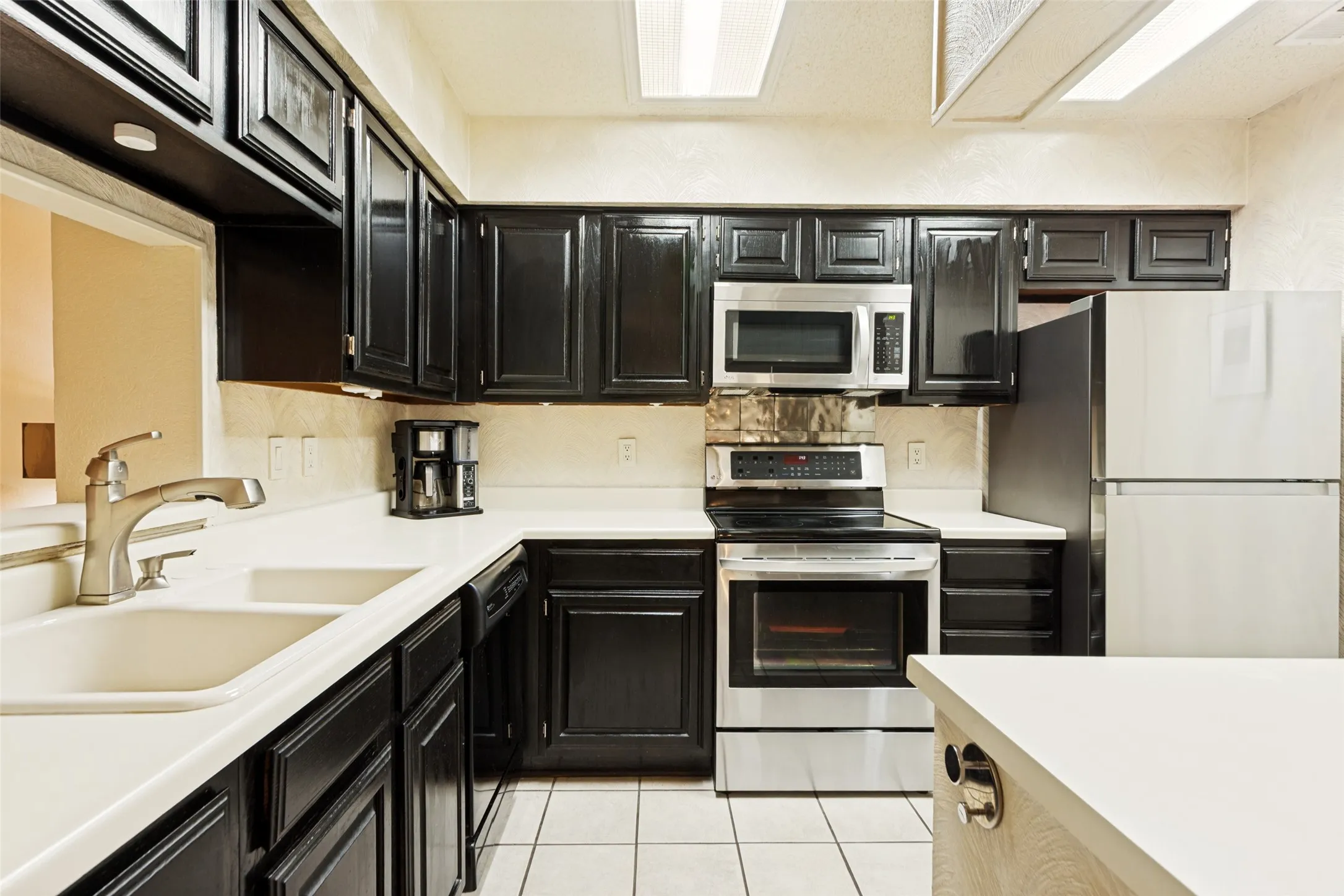 Condominium For Sale in Tarrant County , 2100 Friendly Drive 3014, Arlington, Texas 76011, 2 Bedroom, 2 Bathroom, Garage spaces, 1,229 Sqft, built in 1982, mls#21283418, Real Estate Agent in Arlington, Homes For Sale in Tarrant county, Homes For Sale in Arlington, Realtor in Arlington Texas, Real Estate Brokerage Independent Realty Texas, Luminita Cordes Realtor