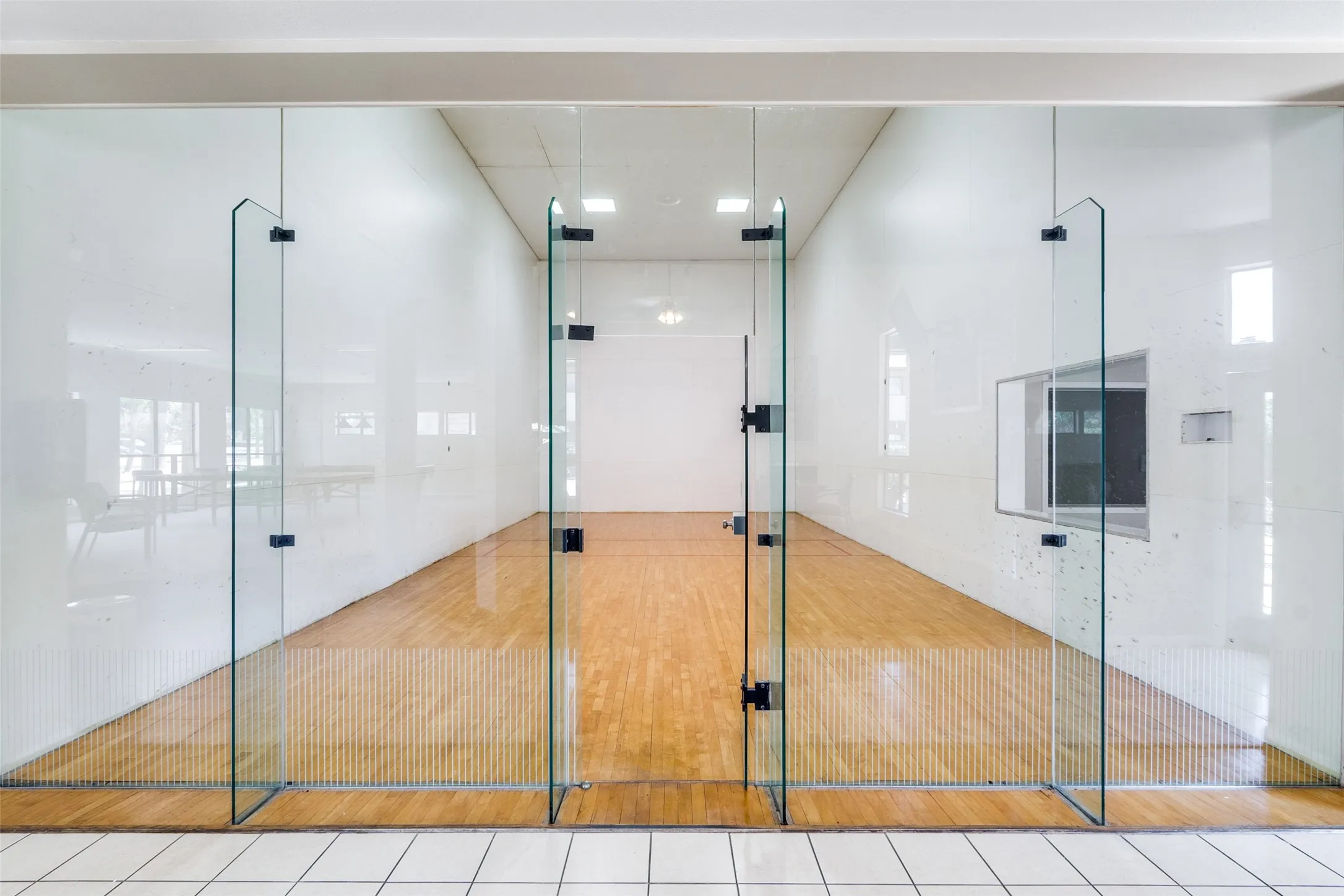 Condominium For Sale in Tarrant County , 2100 Friendly Drive 3014, Arlington, Texas 76011, 2 Bedroom, 2 Bathroom, Garage spaces, 1,229 Sqft, built in 1982, mls#21283418, Real Estate Agent in Arlington, Homes For Sale in Tarrant county, Homes For Sale in Arlington, Realtor in Arlington Texas, Real Estate Brokerage Independent Realty Texas, Luminita Cordes Realtor
