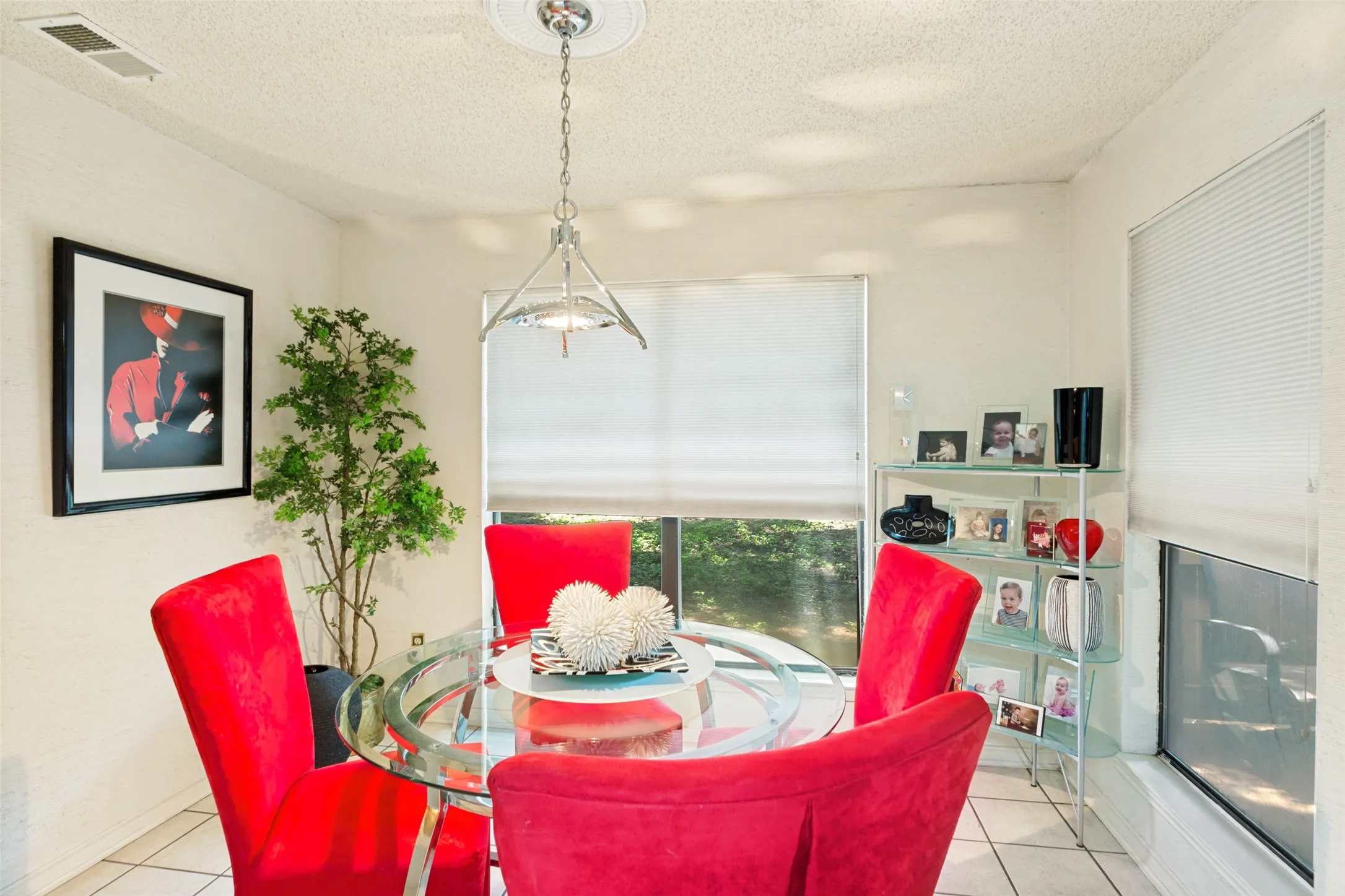 Condominium For Sale in Tarrant County , 2100 Friendly Drive 3014, Arlington, Texas 76011, 2 Bedroom, 2 Bathroom, Garage spaces, 1,229 Sqft, built in 1982, mls#21283418, Real Estate Agent in Arlington, Homes For Sale in Tarrant county, Homes For Sale in Arlington, Realtor in Arlington Texas, Real Estate Brokerage Independent Realty Texas, Luminita Cordes Realtor