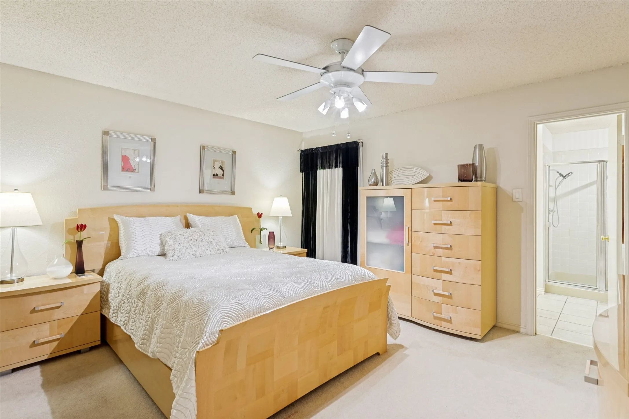 Condominium For Sale in Tarrant County , 2100 Friendly Drive 3014, Arlington, Texas 76011, 2 Bedroom, 2 Bathroom, Garage spaces, 1,229 Sqft, built in 1982, mls#21283418, Real Estate Agent in Arlington, Homes For Sale in Tarrant county, Homes For Sale in Arlington, Realtor in Arlington Texas, Real Estate Brokerage Independent Realty Texas, Luminita Cordes Realtor