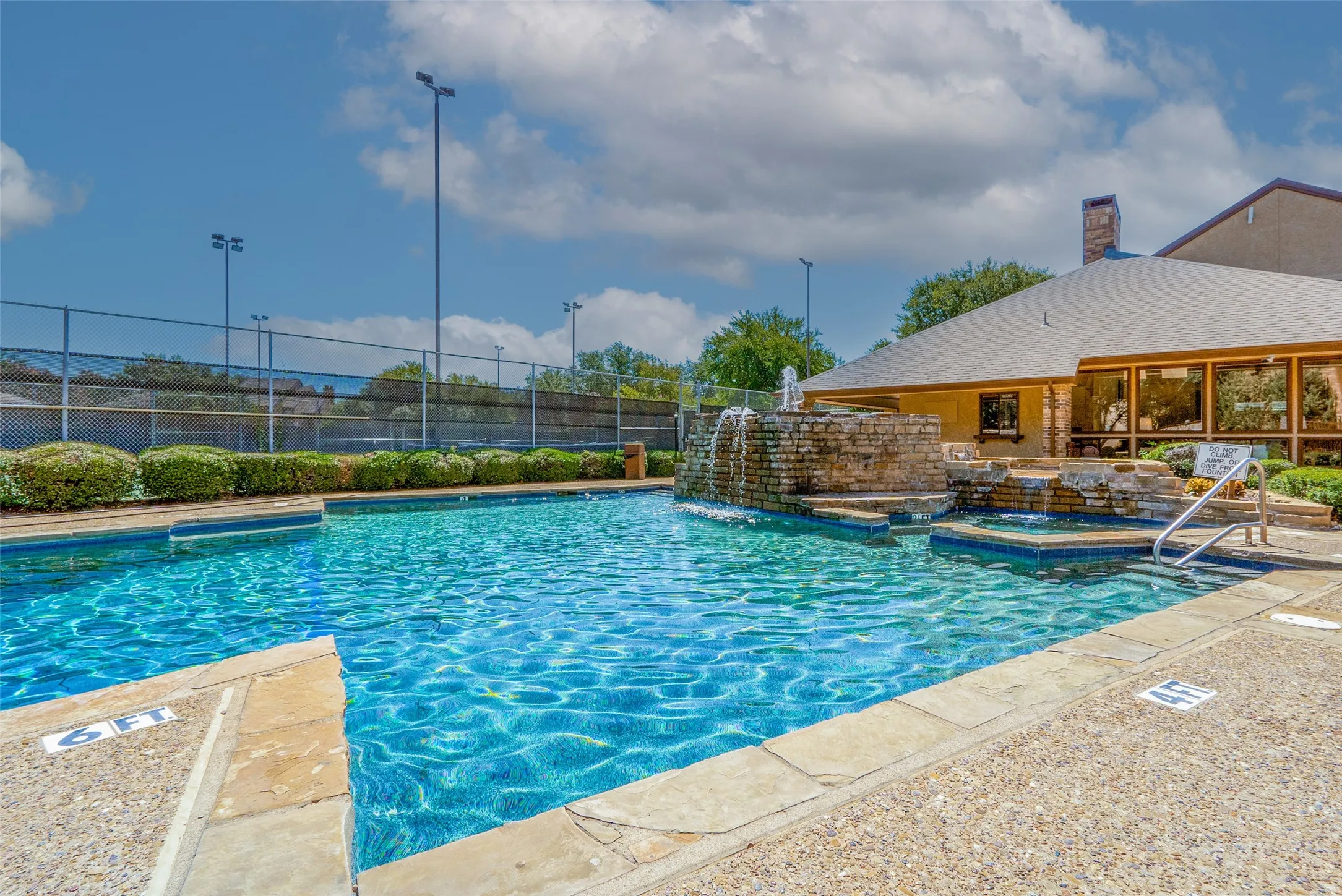 Condominium For Sale in Tarrant County , 2100 Friendly Drive 3014, Arlington, Texas 76011, 2 Bedroom, 2 Bathroom, Garage spaces, 1,229 Sqft, built in 1982, mls#21283418, Real Estate Agent in Arlington, Homes For Sale in Tarrant county, Homes For Sale in Arlington, Realtor in Arlington Texas, Real Estate Brokerage Independent Realty Texas, Luminita Cordes Realtor