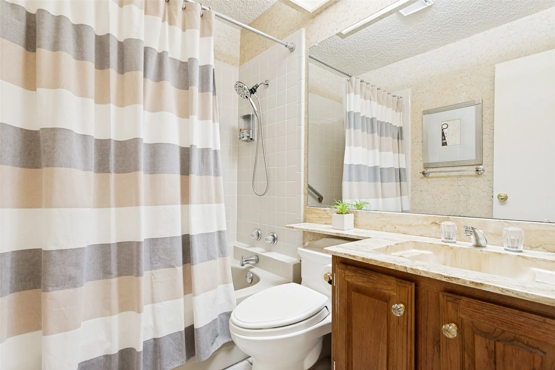 Condominium For Sale in Tarrant County , 2100 Friendly Drive 3014, Arlington, Texas 76011, 2 Bedroom, 2 Bathroom, Garage spaces, 1,229 Sqft, built in 1982, mls#21283418, Real Estate Agent in Arlington, Homes For Sale in Tarrant county, Homes For Sale in Arlington, Realtor in Arlington Texas, Real Estate Brokerage Independent Realty Texas, Luminita Cordes Realtor