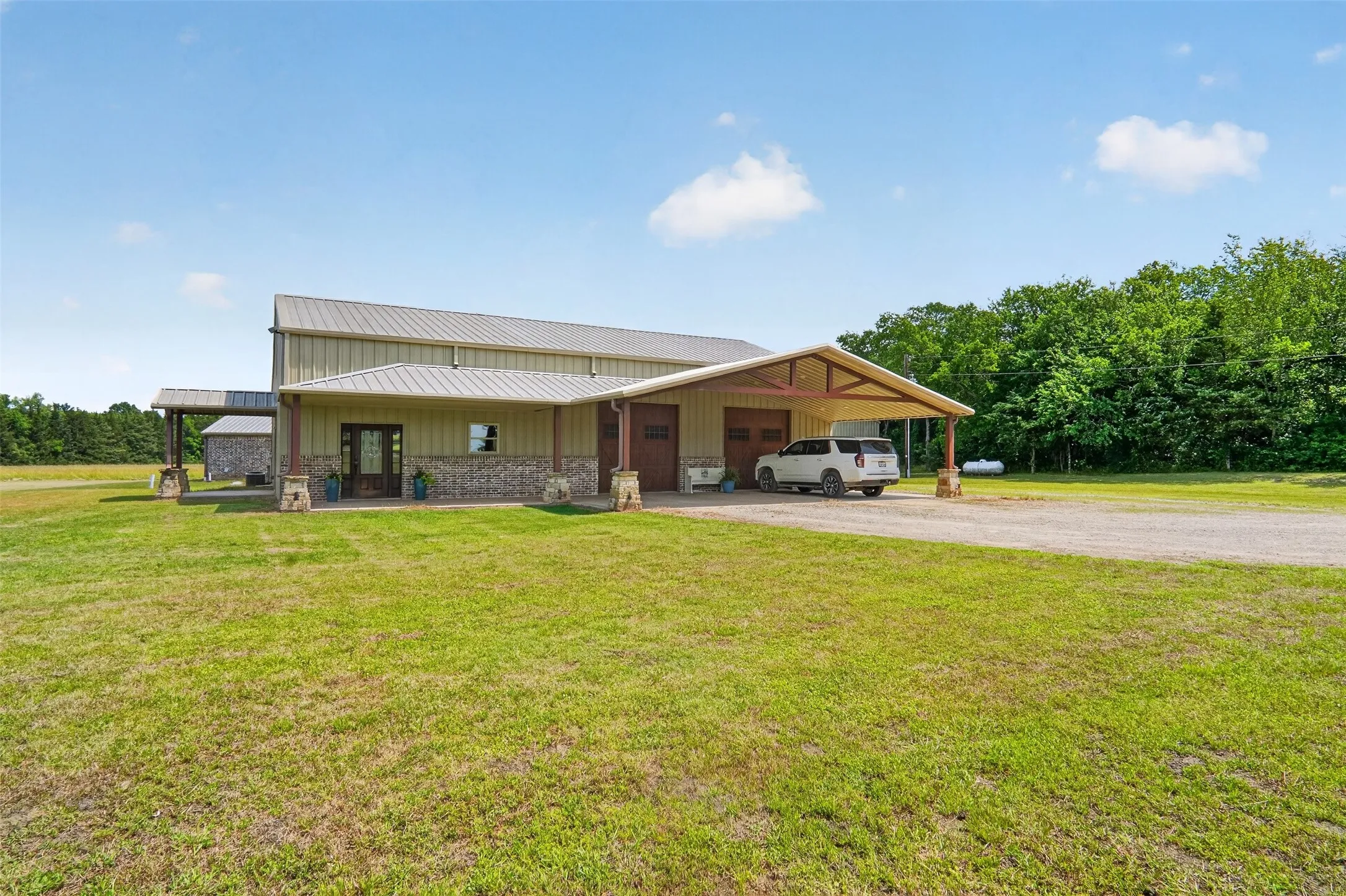 Front of property with 40x40 shop under roof